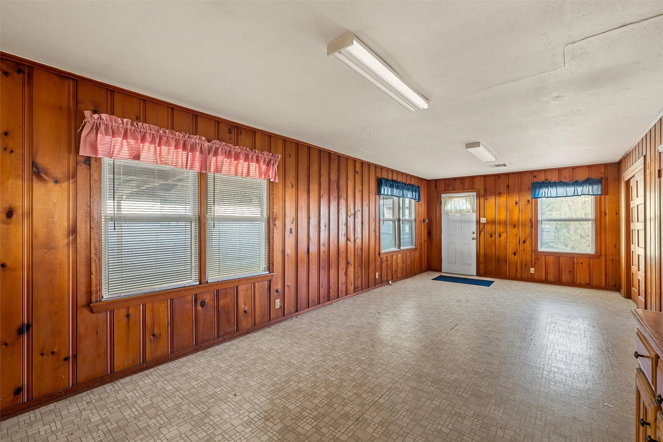Single Family Residence For Sale in Mc Lennan County , 302 W Elm Street, West, Texas 76691, 2 Bedroom, 1 Bathroom, 1 Garage spaces, 1,552 Sqft, built in 1925, mls#21419173, Real Estate Agent in West, Homes For Sale in Mc Lennan county, Homes For Sale in West, Realtor in West Texas, Real Estate Brokerage Independent Realty Texas, Luminita Cordes Realtor