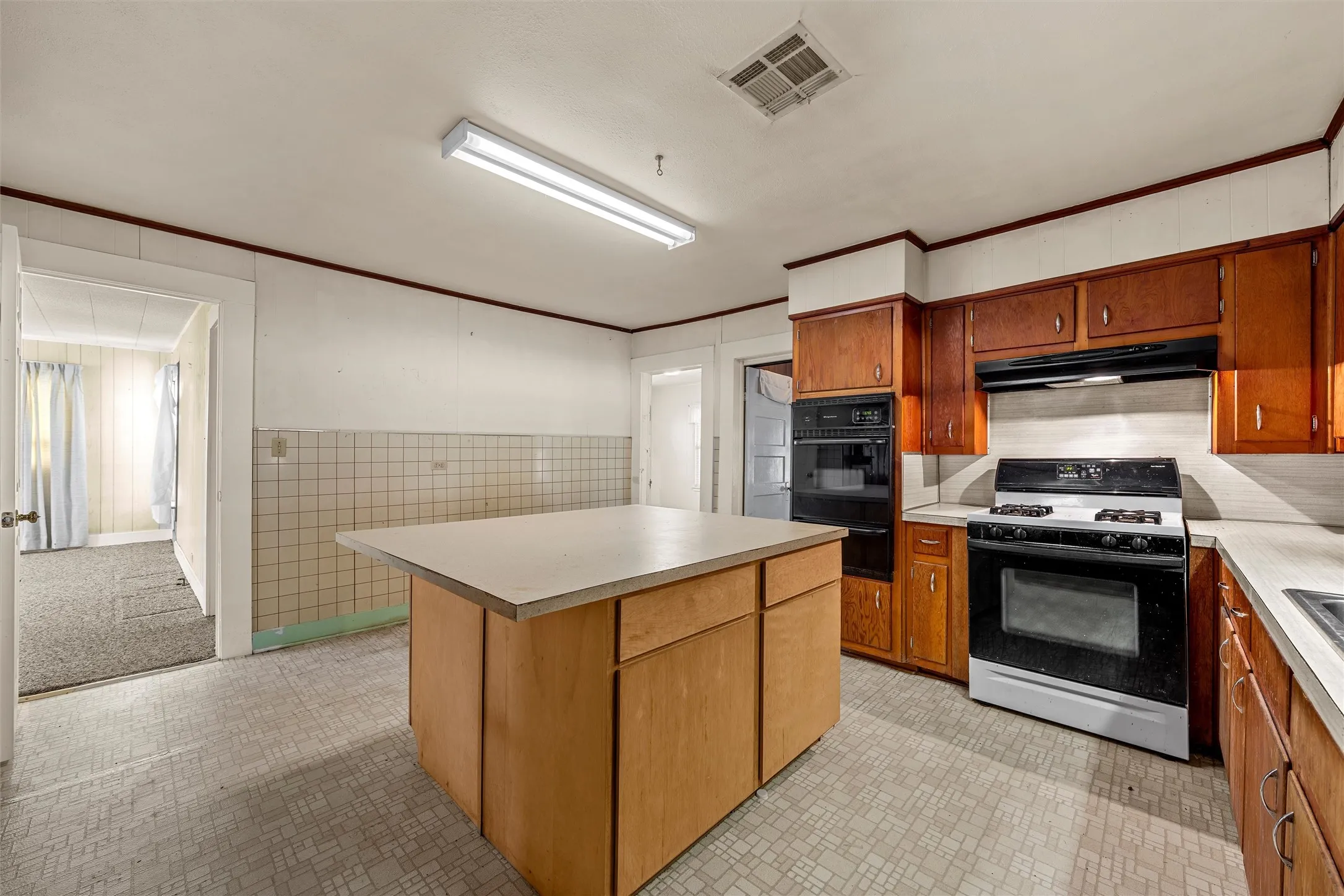 Single Family Residence For Sale in Mc Lennan County , 302 W Elm Street, West, Texas 76691, 2 Bedroom, 1 Bathroom, 1 Garage spaces, 1,552 Sqft, built in 1925, mls#21419173, Real Estate Agent in West, Homes For Sale in Mc Lennan county, Homes For Sale in West, Realtor in West Texas, Real Estate Brokerage Independent Realty Texas, Luminita Cordes Realtor