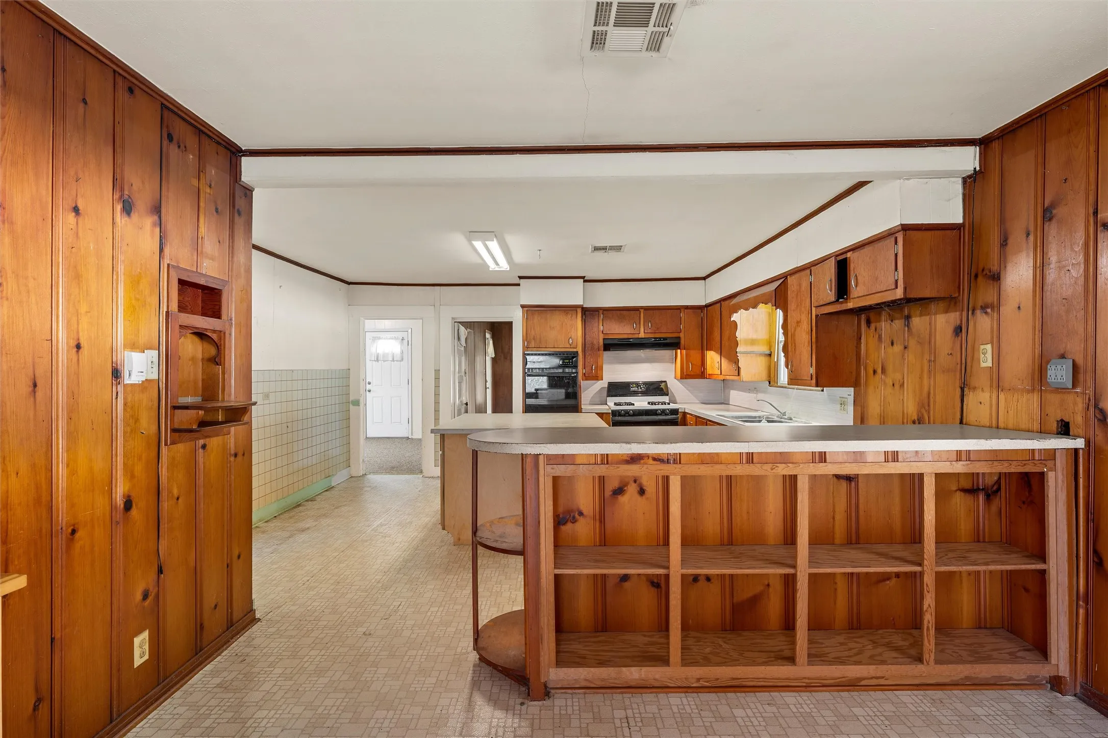 Single Family Residence For Sale in Mc Lennan County , 302 W Elm Street, West, Texas 76691, 2 Bedroom, 1 Bathroom, 1 Garage spaces, 1,552 Sqft, built in 1925, mls#21419173, Real Estate Agent in West, Homes For Sale in Mc Lennan county, Homes For Sale in West, Realtor in West Texas, Real Estate Brokerage Independent Realty Texas, Luminita Cordes Realtor