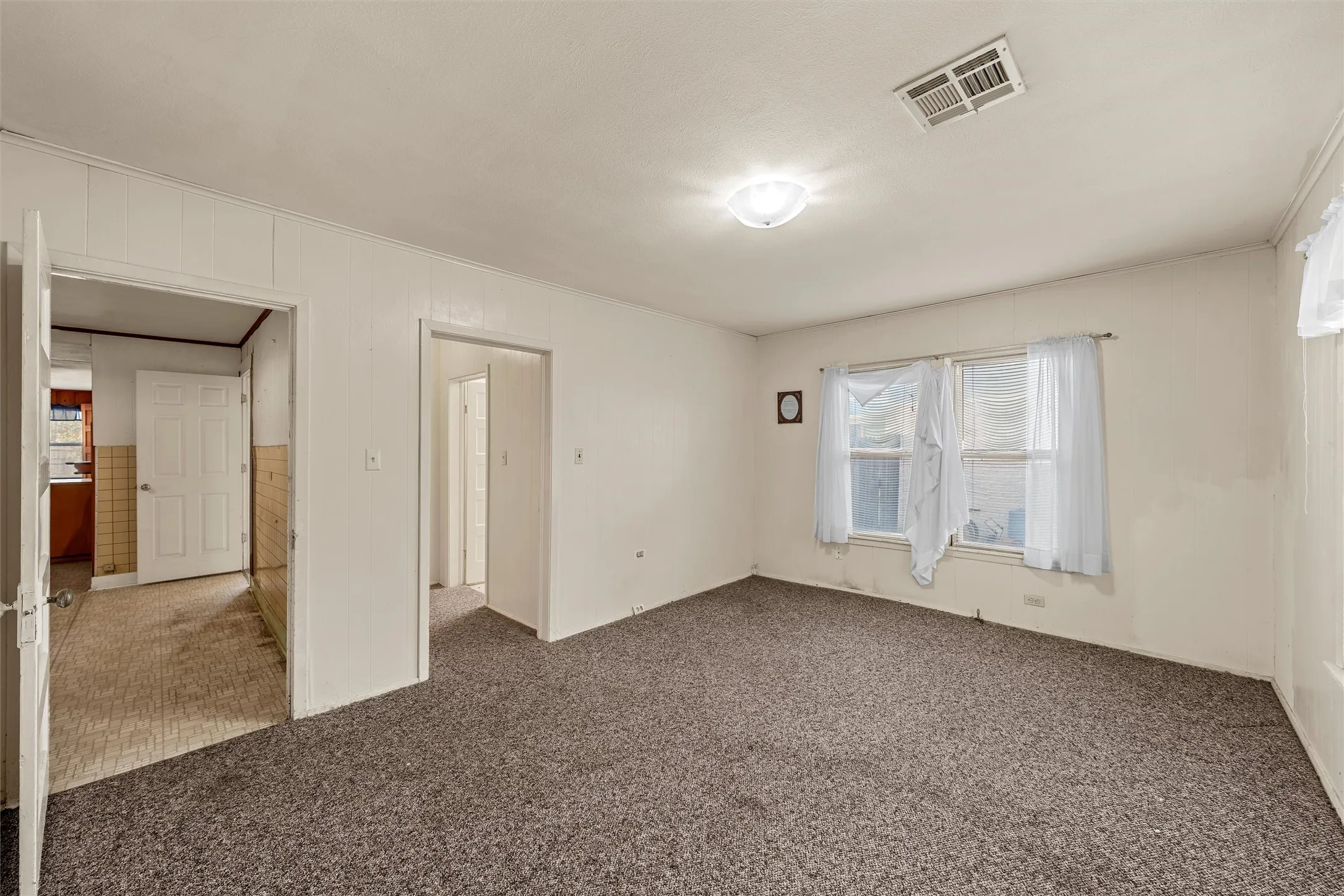 Single Family Residence For Sale in Mc Lennan County , 302 W Elm Street, West, Texas 76691, 2 Bedroom, 1 Bathroom, 1 Garage spaces, 1,552 Sqft, built in 1925, mls#21419173, Real Estate Agent in West, Homes For Sale in Mc Lennan county, Homes For Sale in West, Realtor in West Texas, Real Estate Brokerage Independent Realty Texas, Luminita Cordes Realtor