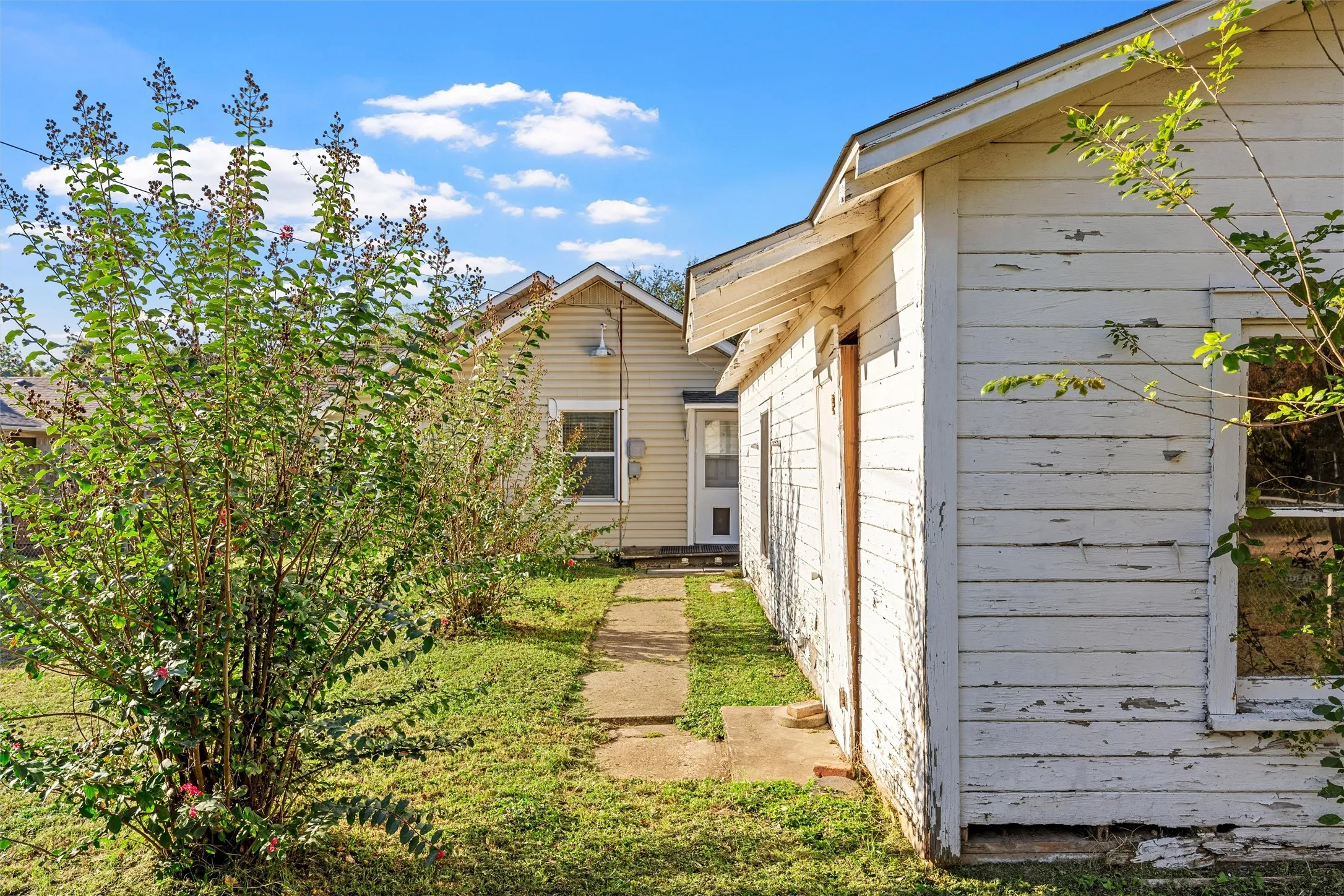 Single Family Residence For Sale in Mc Lennan County , 302 W Elm Street, West, Texas 76691, 2 Bedroom, 1 Bathroom, 1 Garage spaces, 1,552 Sqft, built in 1925, mls#21419173, Real Estate Agent in West, Homes For Sale in Mc Lennan county, Homes For Sale in West, Realtor in West Texas, Real Estate Brokerage Independent Realty Texas, Luminita Cordes Realtor