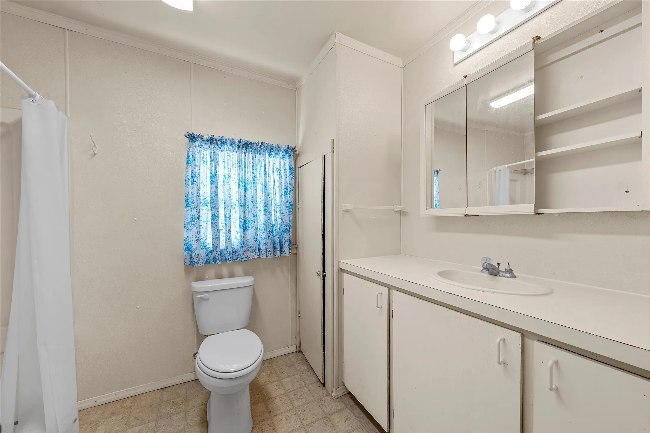 Single Family Residence For Sale in Mc Lennan County , 302 W Elm Street, West, Texas 76691, 2 Bedroom, 1 Bathroom, 1 Garage spaces, 1,552 Sqft, built in 1925, mls#21419173, Real Estate Agent in West, Homes For Sale in Mc Lennan county, Homes For Sale in West, Realtor in West Texas, Real Estate Brokerage Independent Realty Texas, Luminita Cordes Realtor