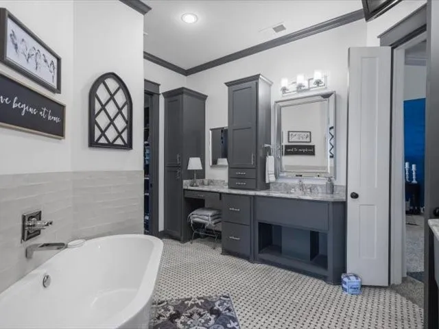 Single Family Residence For Sale in Smith County , 6528 Emory Court, Tyler, Texas 75703, 5 Bedroom, 5 Bathroom, 3 Garage spaces, 4,000 Sqft, built in 2017, mls#21419193, Real Estate Agent in Tyler, Homes For Sale in Smith county, Homes For Sale in Tyler, Realtor in Tyler Texas, Real Estate Brokerage Independent Realty Texas, Luminita Cordes Realtor