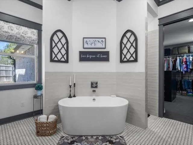Single Family Residence For Sale in Smith County , 6528 Emory Court, Tyler, Texas 75703, 5 Bedroom, 5 Bathroom, 3 Garage spaces, 4,000 Sqft, built in 2017, mls#21419193, Real Estate Agent in Tyler, Homes For Sale in Smith county, Homes For Sale in Tyler, Realtor in Tyler Texas, Real Estate Brokerage Independent Realty Texas, Luminita Cordes Realtor