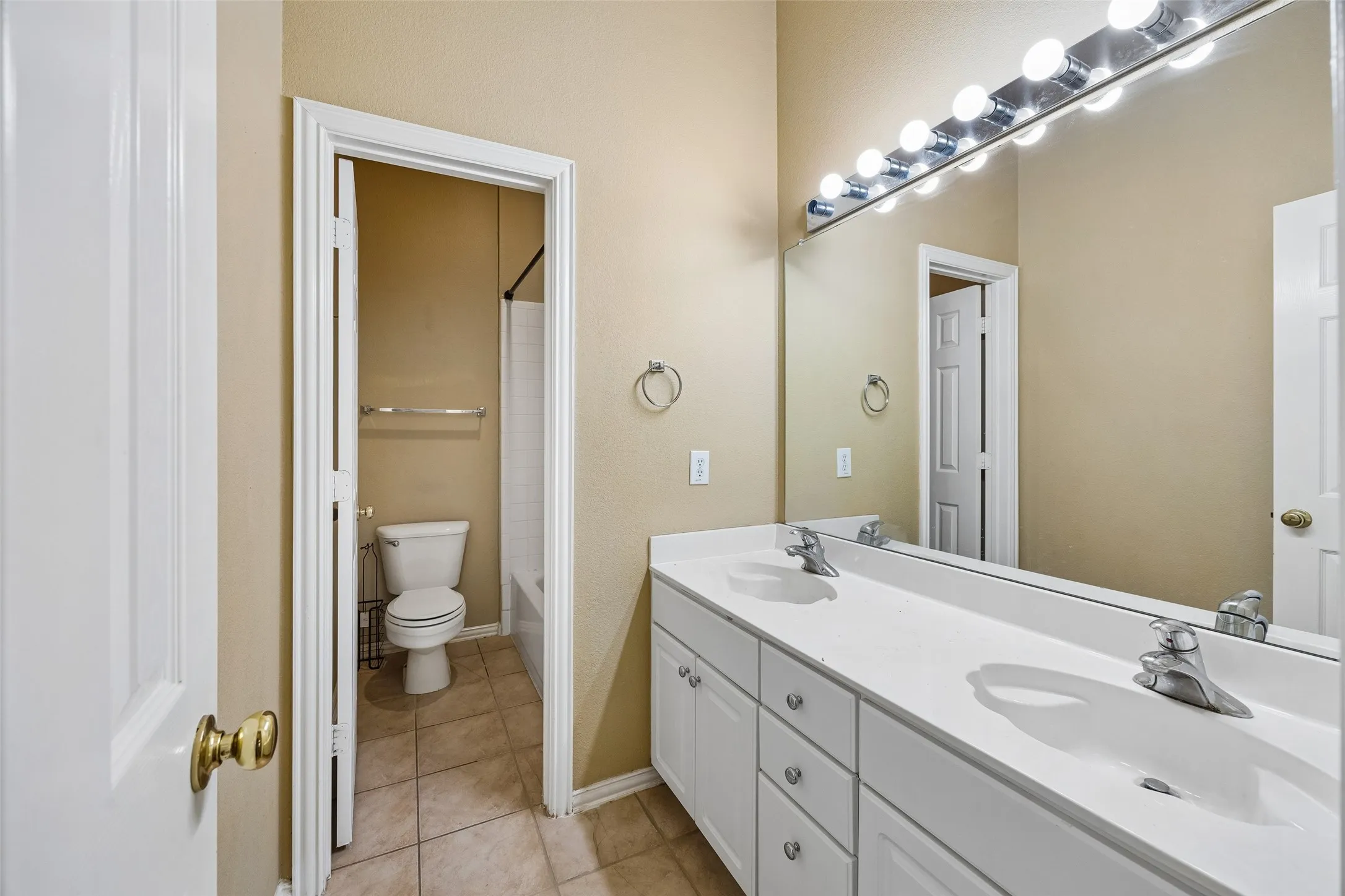 Single Family Residence For Rent in Denton County , 1645 Castle Pines Drive, Frisco, Texas 75036, 3 Bedroom, 2 Bathroom, 2 Garage spaces, 2,212 Sqft, built in 2000, mls#21416428, Real Estate Agent in Frisco, Homes For Rent in Denton county, Homes For Rent in Frisco, Realtor in Frisco Texas, Real Estate Brokerage Independent Realty Texas, Luminita Cordes Realtor