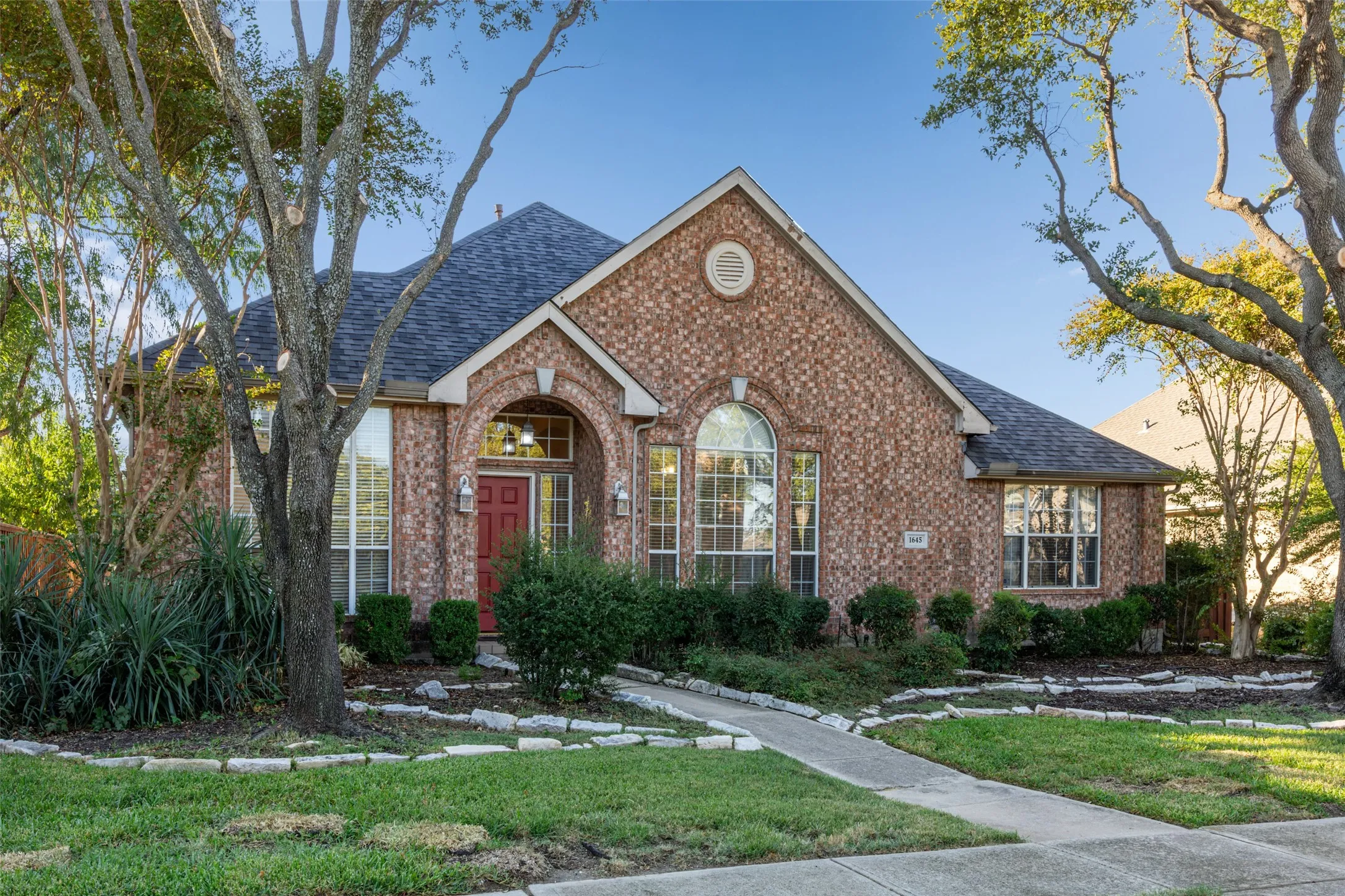 Single Family Residence For Rent in Denton County , 1645 Castle Pines Drive, Frisco, Texas 75036, 3 Bedroom, 2 Bathroom, 2 Garage spaces, 2,212 Sqft, built in 2000, mls#21416428, Real Estate Agent in Frisco, Homes For Rent in Denton county, Homes For Rent in Frisco, Realtor in Frisco Texas, Real Estate Brokerage Independent Realty Texas, Luminita Cordes Realtor