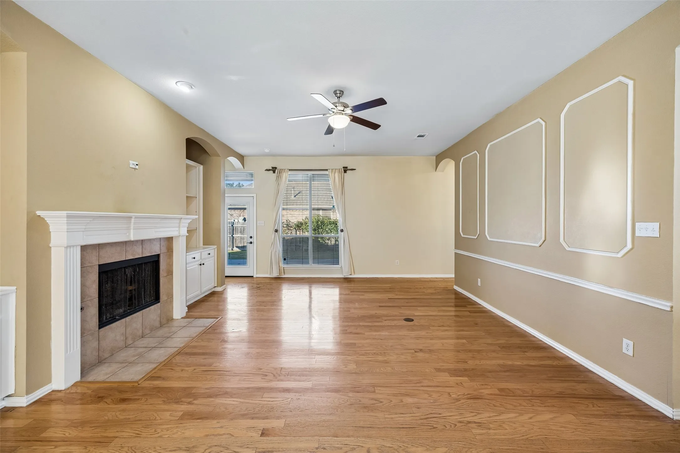 Single Family Residence For Rent in Denton County , 1645 Castle Pines Drive, Frisco, Texas 75036, 3 Bedroom, 2 Bathroom, 2 Garage spaces, 2,212 Sqft, built in 2000, mls#21416428, Real Estate Agent in Frisco, Homes For Rent in Denton county, Homes For Rent in Frisco, Realtor in Frisco Texas, Real Estate Brokerage Independent Realty Texas, Luminita Cordes Realtor