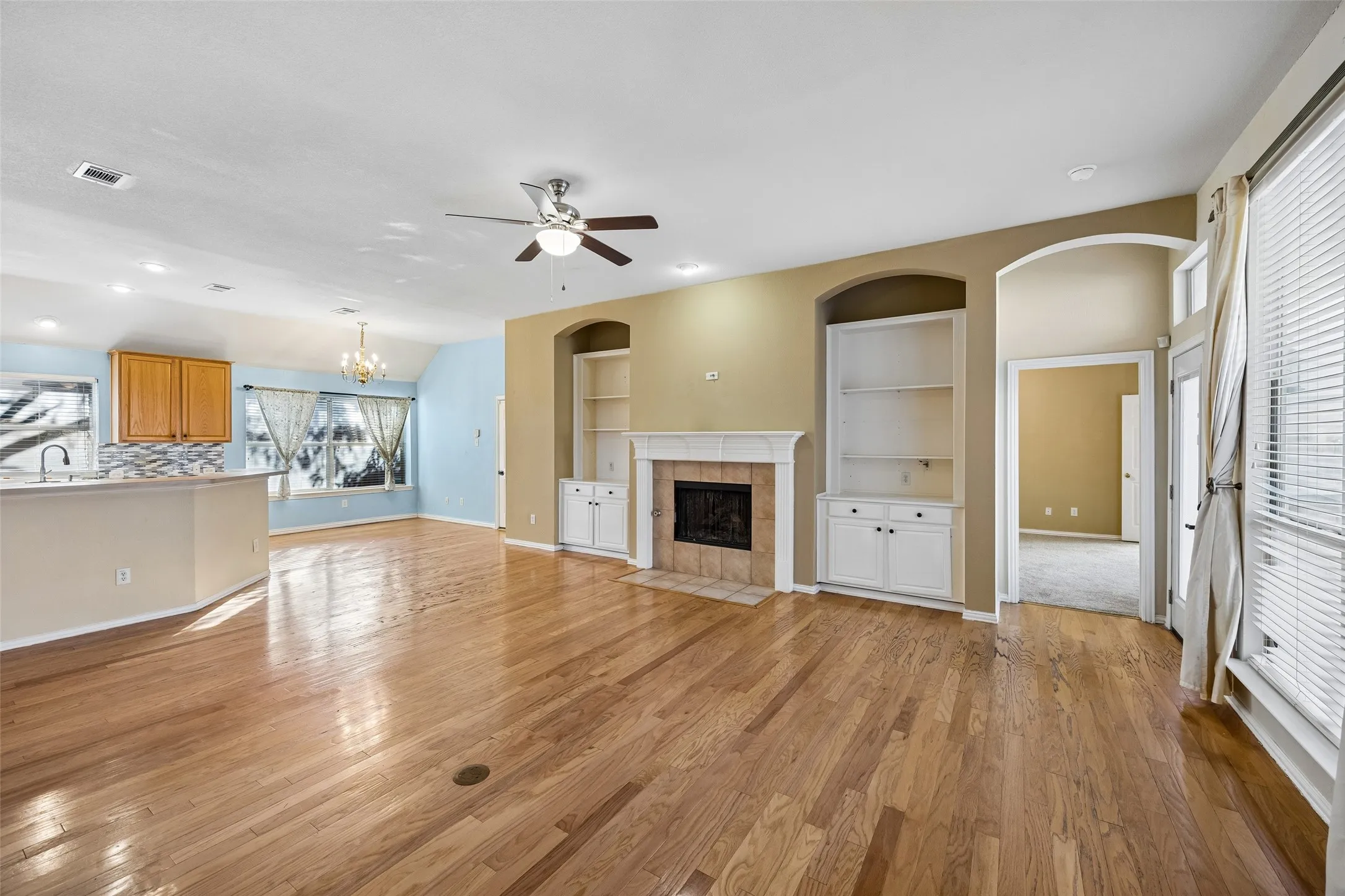 Single Family Residence For Rent in Denton County , 1645 Castle Pines Drive, Frisco, Texas 75036, 3 Bedroom, 2 Bathroom, 2 Garage spaces, 2,212 Sqft, built in 2000, mls#21416428, Real Estate Agent in Frisco, Homes For Rent in Denton county, Homes For Rent in Frisco, Realtor in Frisco Texas, Real Estate Brokerage Independent Realty Texas, Luminita Cordes Realtor