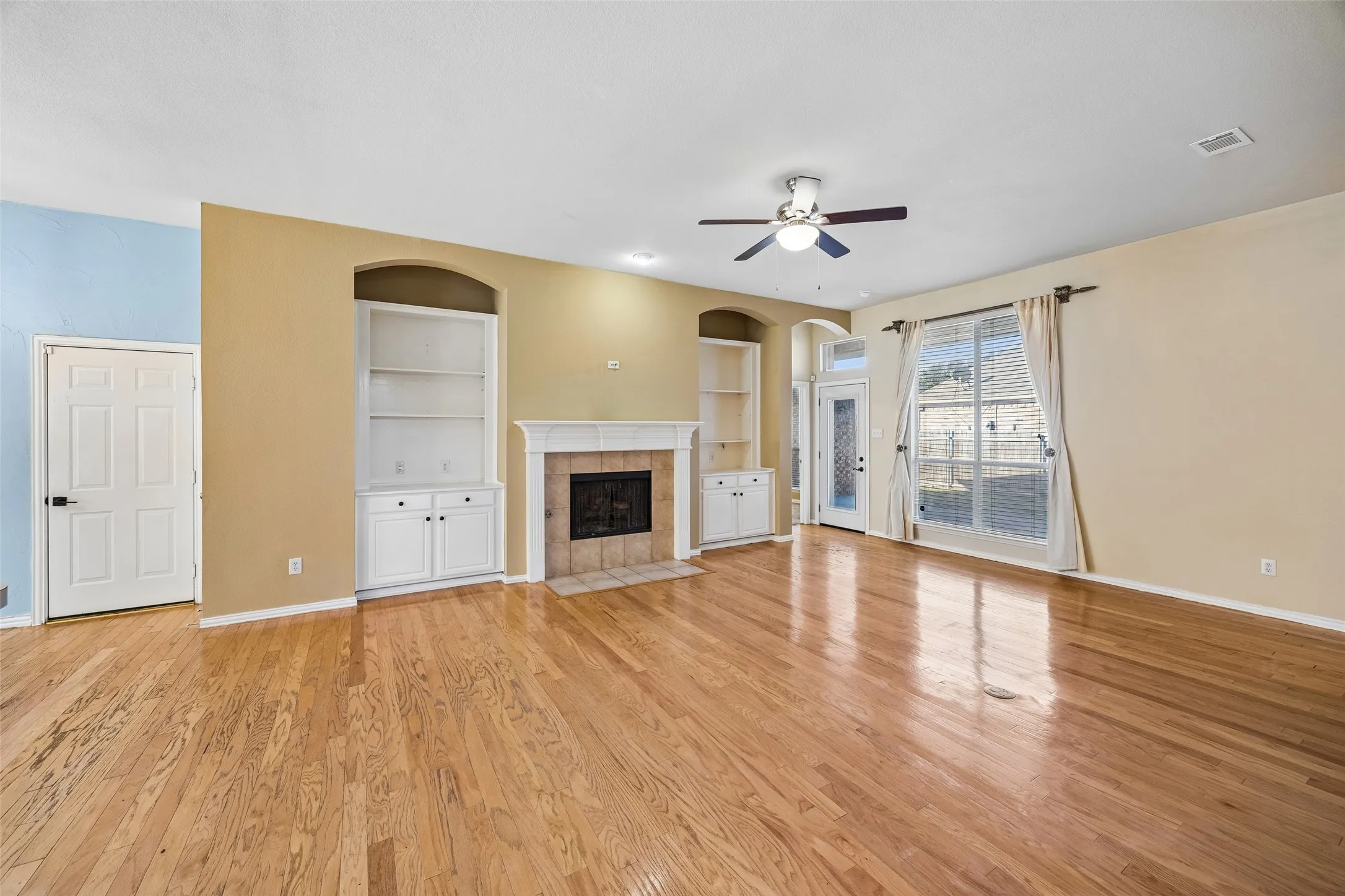 Single Family Residence For Rent in Denton County , 1645 Castle Pines Drive, Frisco, Texas 75036, 3 Bedroom, 2 Bathroom, 2 Garage spaces, 2,212 Sqft, built in 2000, mls#21416428, Real Estate Agent in Frisco, Homes For Rent in Denton county, Homes For Rent in Frisco, Realtor in Frisco Texas, Real Estate Brokerage Independent Realty Texas, Luminita Cordes Realtor
