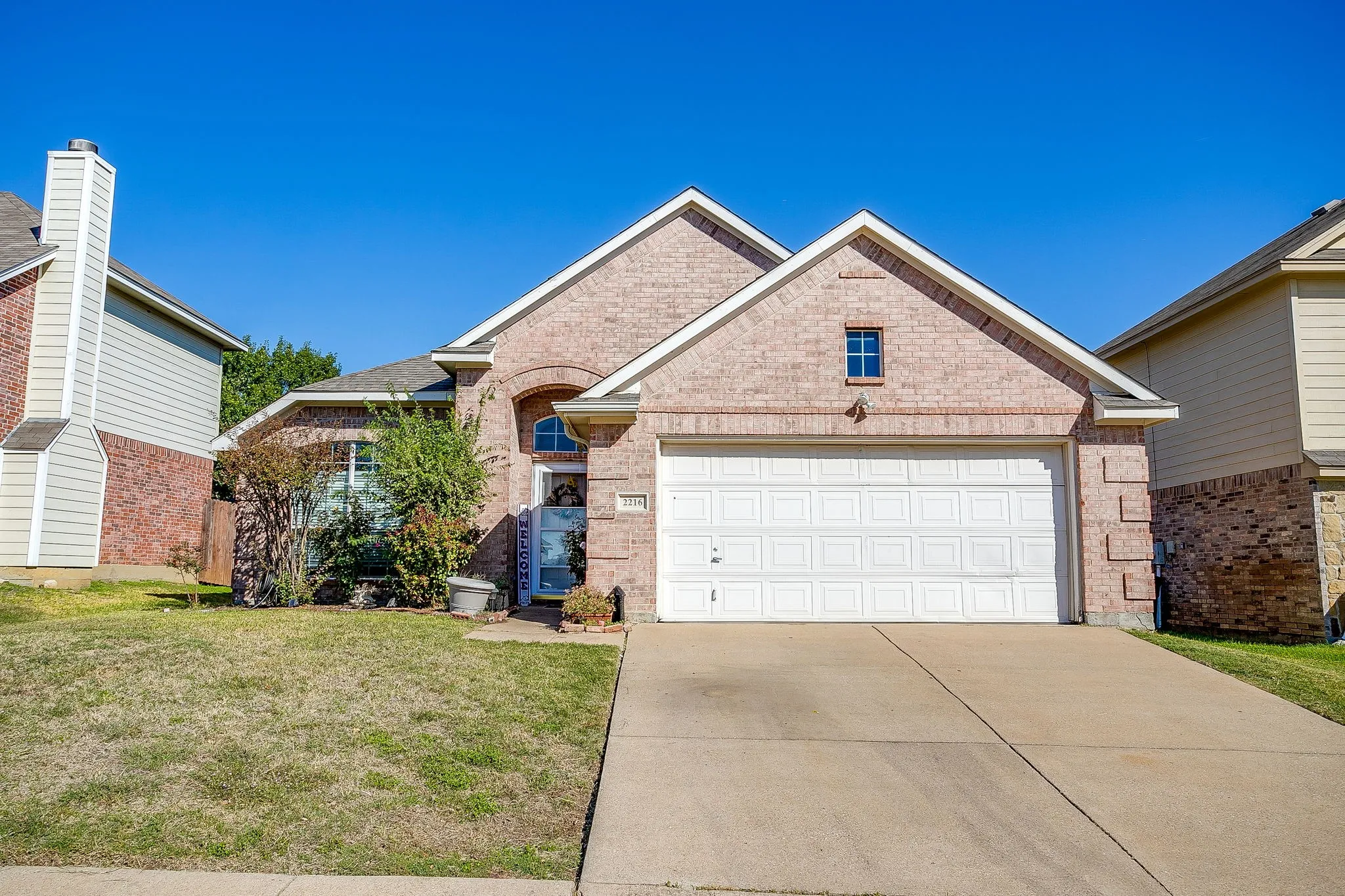 Single Family Residence For Sale in Tarrant County , 2216 Pacino Drive, Fort Worth, Texas 76134, 3 Bedroom, 2 Bathroom, 2 Garage spaces, 1,811 Sqft, built in 2004, mls#21418971, Real Estate Agent in Fort Worth, Homes For Sale in Tarrant county, Homes For Sale in Fort Worth, Realtor in Fort Worth Texas, Real Estate Brokerage Independent Realty Texas, Luminita Cordes Realtor