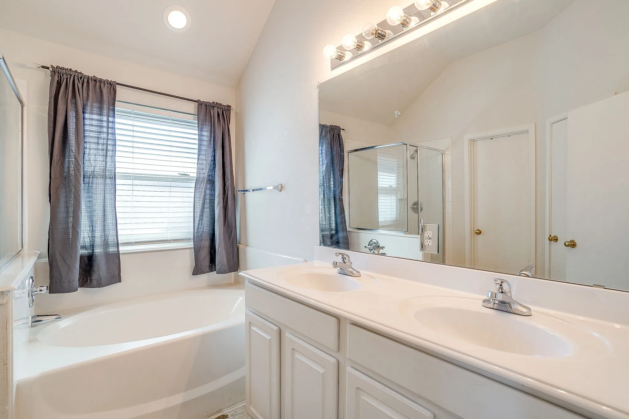 Single Family Residence For Sale in Tarrant County , 2216 Pacino Drive, Fort Worth, Texas 76134, 3 Bedroom, 2 Bathroom, 2 Garage spaces, 1,811 Sqft, built in 2004, mls#21418971, Real Estate Agent in Fort Worth, Homes For Sale in Tarrant county, Homes For Sale in Fort Worth, Realtor in Fort Worth Texas, Real Estate Brokerage Independent Realty Texas, Luminita Cordes Realtor