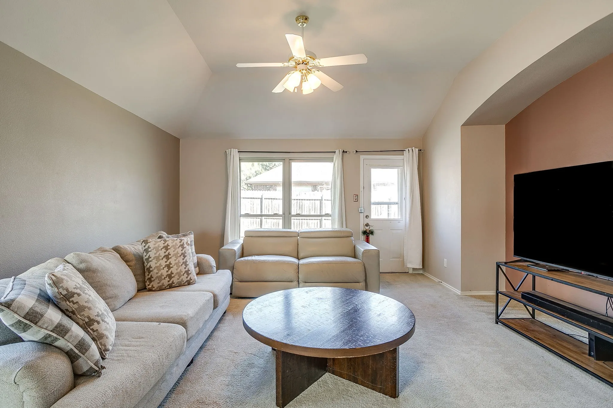 Single Family Residence For Sale in Tarrant County , 2216 Pacino Drive, Fort Worth, Texas 76134, 3 Bedroom, 2 Bathroom, 2 Garage spaces, 1,811 Sqft, built in 2004, mls#21418971, Real Estate Agent in Fort Worth, Homes For Sale in Tarrant county, Homes For Sale in Fort Worth, Realtor in Fort Worth Texas, Real Estate Brokerage Independent Realty Texas, Luminita Cordes Realtor