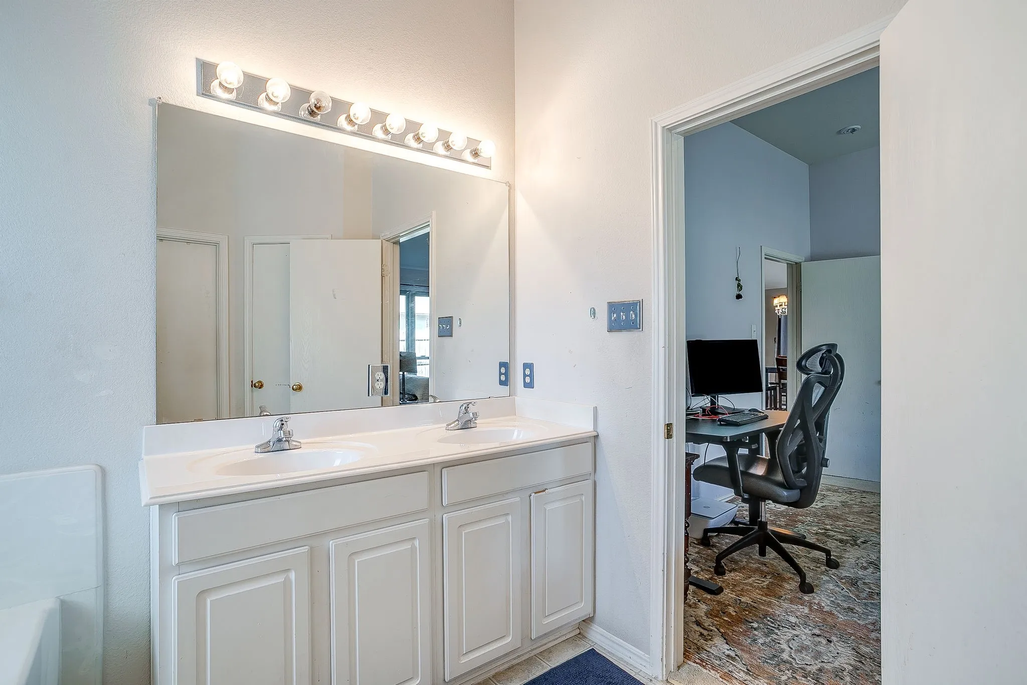 Single Family Residence For Sale in Tarrant County , 2216 Pacino Drive, Fort Worth, Texas 76134, 3 Bedroom, 2 Bathroom, 2 Garage spaces, 1,811 Sqft, built in 2004, mls#21418971, Real Estate Agent in Fort Worth, Homes For Sale in Tarrant county, Homes For Sale in Fort Worth, Realtor in Fort Worth Texas, Real Estate Brokerage Independent Realty Texas, Luminita Cordes Realtor