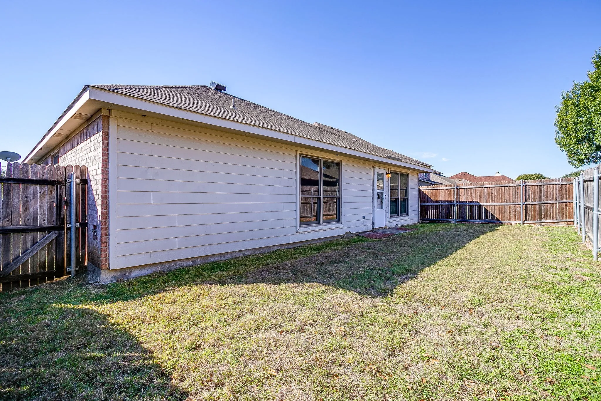 Single Family Residence For Sale in Tarrant County , 2216 Pacino Drive, Fort Worth, Texas 76134, 3 Bedroom, 2 Bathroom, 2 Garage spaces, 1,811 Sqft, built in 2004, mls#21418971, Real Estate Agent in Fort Worth, Homes For Sale in Tarrant county, Homes For Sale in Fort Worth, Realtor in Fort Worth Texas, Real Estate Brokerage Independent Realty Texas, Luminita Cordes Realtor