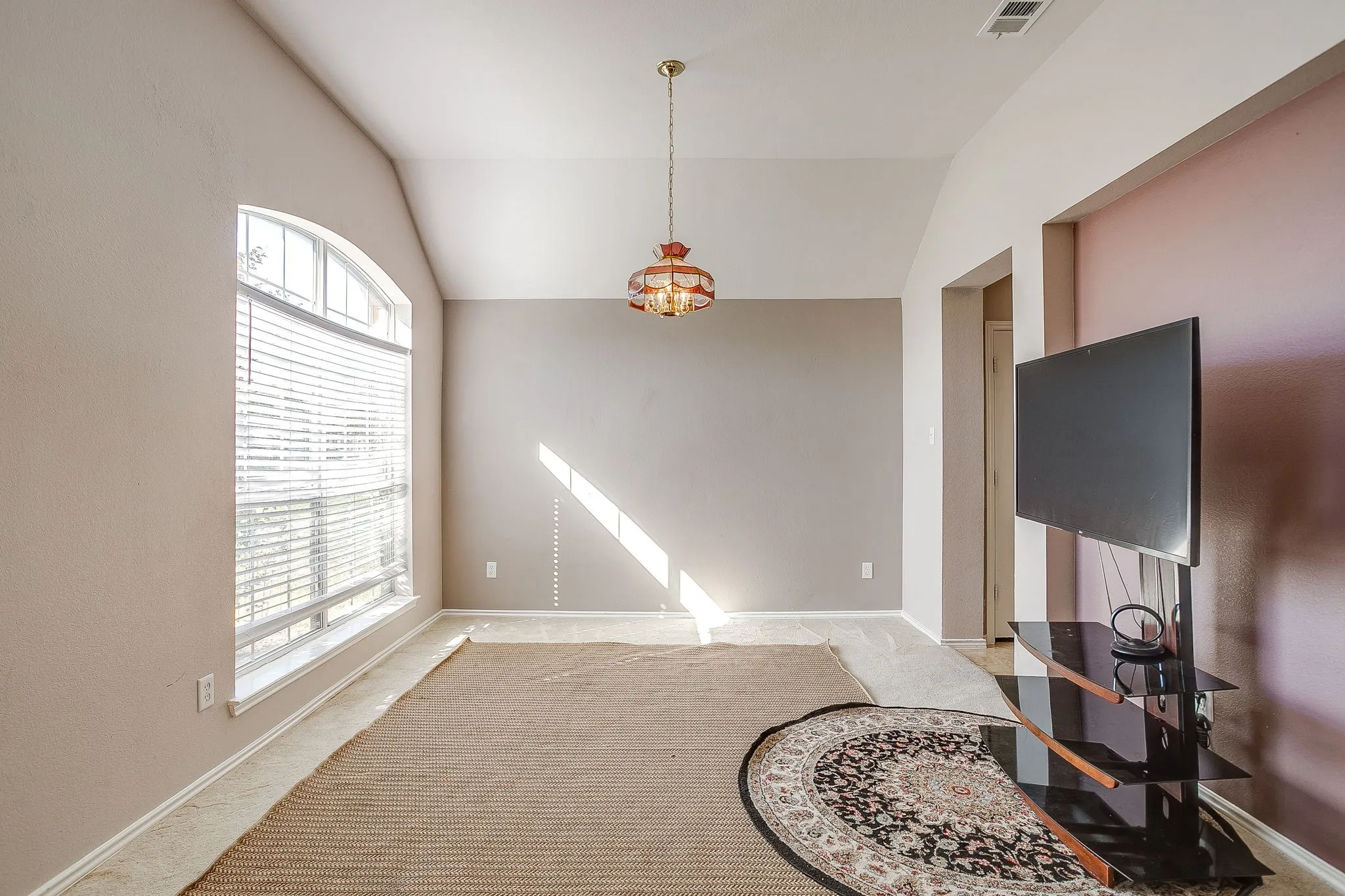 Single Family Residence For Sale in Tarrant County , 2216 Pacino Drive, Fort Worth, Texas 76134, 3 Bedroom, 2 Bathroom, 2 Garage spaces, 1,811 Sqft, built in 2004, mls#21418971, Real Estate Agent in Fort Worth, Homes For Sale in Tarrant county, Homes For Sale in Fort Worth, Realtor in Fort Worth Texas, Real Estate Brokerage Independent Realty Texas, Luminita Cordes Realtor