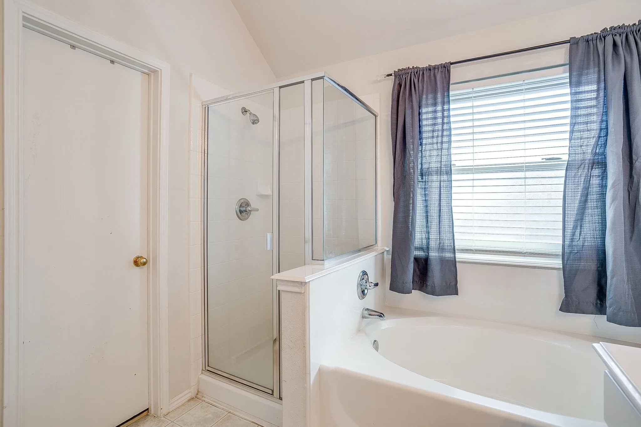 Single Family Residence For Sale in Tarrant County , 2216 Pacino Drive, Fort Worth, Texas 76134, 3 Bedroom, 2 Bathroom, 2 Garage spaces, 1,811 Sqft, built in 2004, mls#21418971, Real Estate Agent in Fort Worth, Homes For Sale in Tarrant county, Homes For Sale in Fort Worth, Realtor in Fort Worth Texas, Real Estate Brokerage Independent Realty Texas, Luminita Cordes Realtor