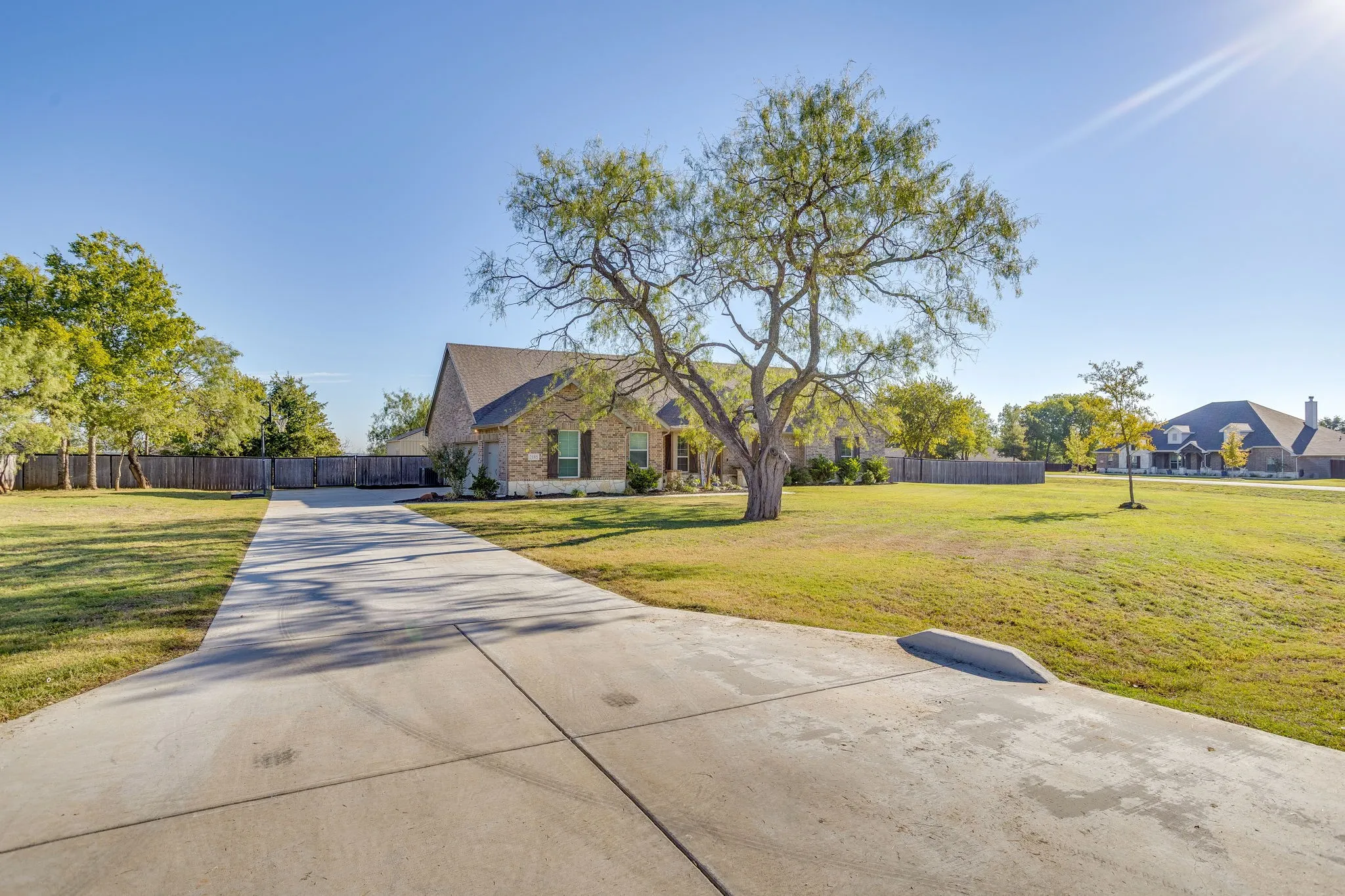 Single Family Residence For Sale in Johnson County , 2185 Sugar Button Lane, Alvarado, Texas 76009, 3 Bedroom, 2 Bathroom, 3 Garage spaces, 2,238 Sqft, built in 2022, mls#21419099, Real Estate Agent in Alvarado, Homes For Sale in Johnson county, Homes For Sale in Alvarado, Realtor in Alvarado Texas, Real Estate Brokerage Independent Realty Texas, Luminita Cordes Realtor