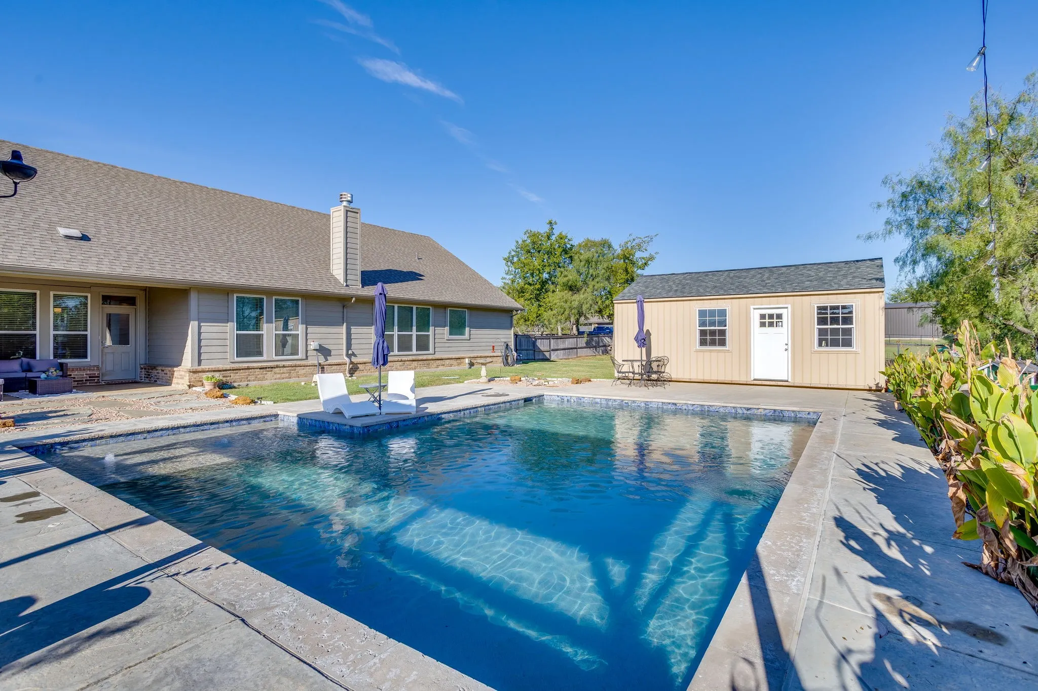 Single Family Residence For Sale in Johnson County , 2185 Sugar Button Lane, Alvarado, Texas 76009, 3 Bedroom, 2 Bathroom, 3 Garage spaces, 2,238 Sqft, built in 2022, mls#21419099, Real Estate Agent in Alvarado, Homes For Sale in Johnson county, Homes For Sale in Alvarado, Realtor in Alvarado Texas, Real Estate Brokerage Independent Realty Texas, Luminita Cordes Realtor