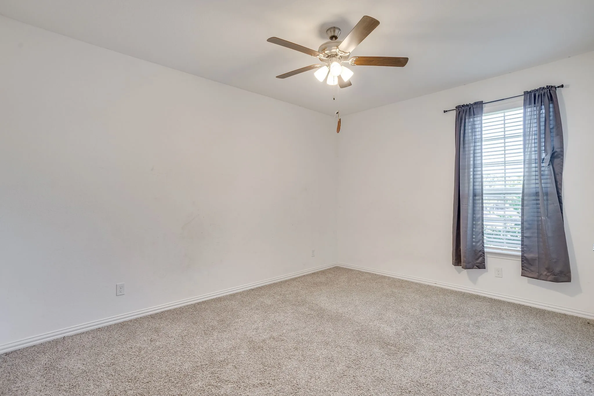 Single Family Residence For Sale in Johnson County , 2185 Sugar Button Lane, Alvarado, Texas 76009, 3 Bedroom, 2 Bathroom, 3 Garage spaces, 2,238 Sqft, built in 2022, mls#21419099, Real Estate Agent in Alvarado, Homes For Sale in Johnson county, Homes For Sale in Alvarado, Realtor in Alvarado Texas, Real Estate Brokerage Independent Realty Texas, Luminita Cordes Realtor