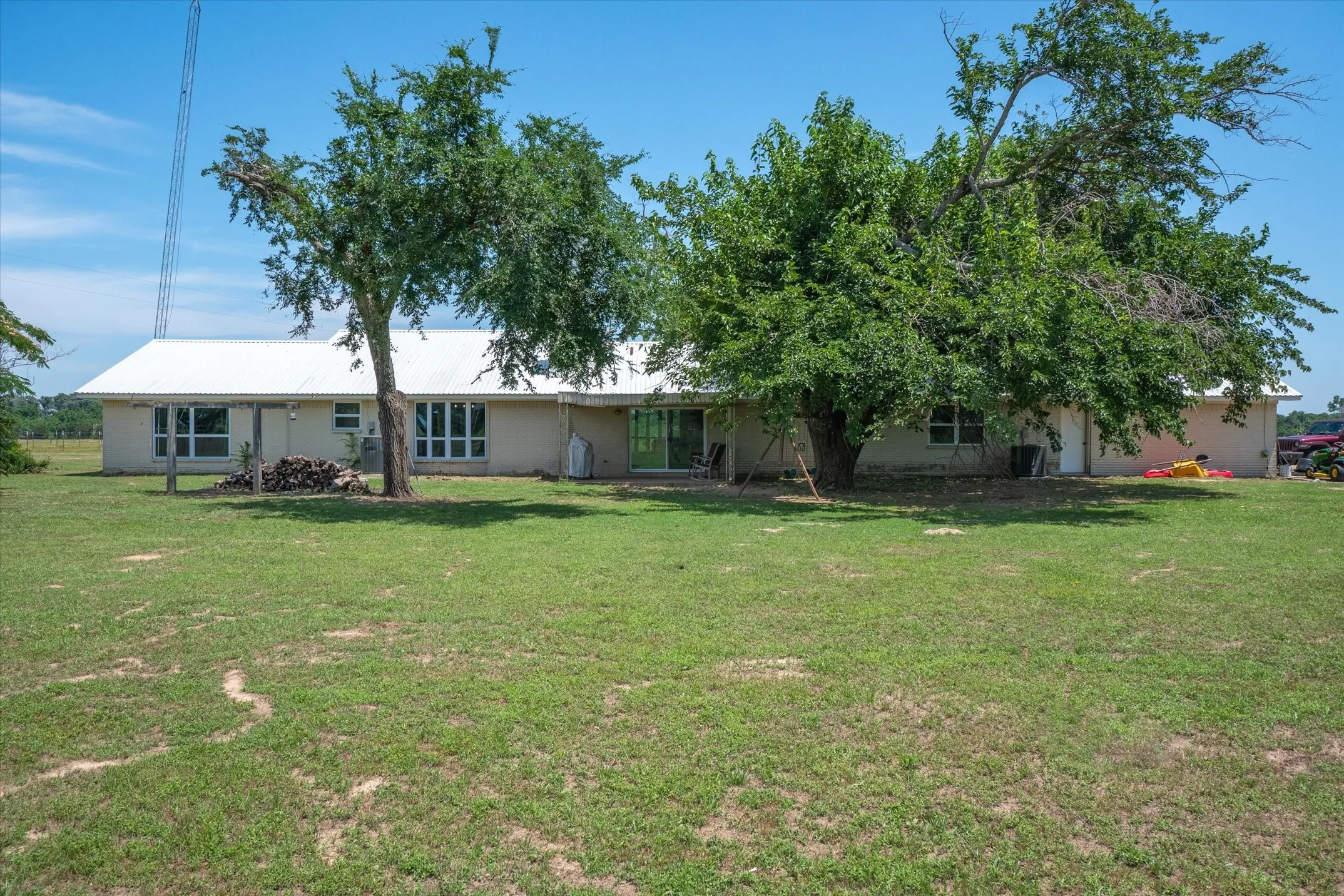 Single Family Residence For Sale in Van Zandt County , 800 Vz County Road 4105, Canton, Texas 75103, 3 Bedroom, 2 Bathroom, 2 Garage spaces, 2,418 Sqft, built in 1973, mls#21419267, Real Estate Agent in Canton, Homes For Sale in Van Zandt county, Homes For Sale in Canton, Realtor in Canton Texas, Real Estate Brokerage Independent Realty Texas, Luminita Cordes Realtor