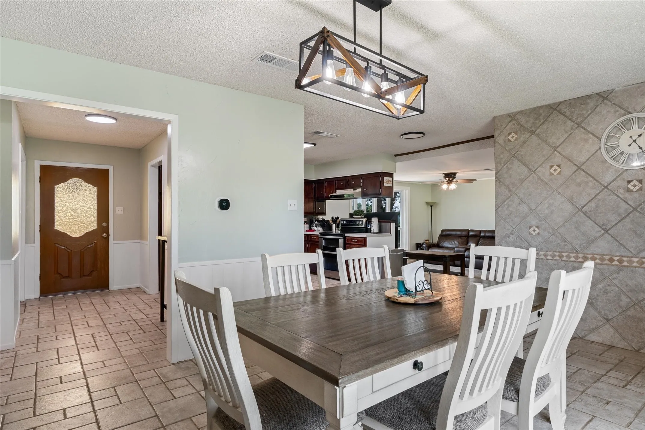 Single Family Residence For Sale in Van Zandt County , 800 Vz County Road 4105, Canton, Texas 75103, 3 Bedroom, 2 Bathroom, 2 Garage spaces, 2,418 Sqft, built in 1973, mls#21419267, Real Estate Agent in Canton, Homes For Sale in Van Zandt county, Homes For Sale in Canton, Realtor in Canton Texas, Real Estate Brokerage Independent Realty Texas, Luminita Cordes Realtor