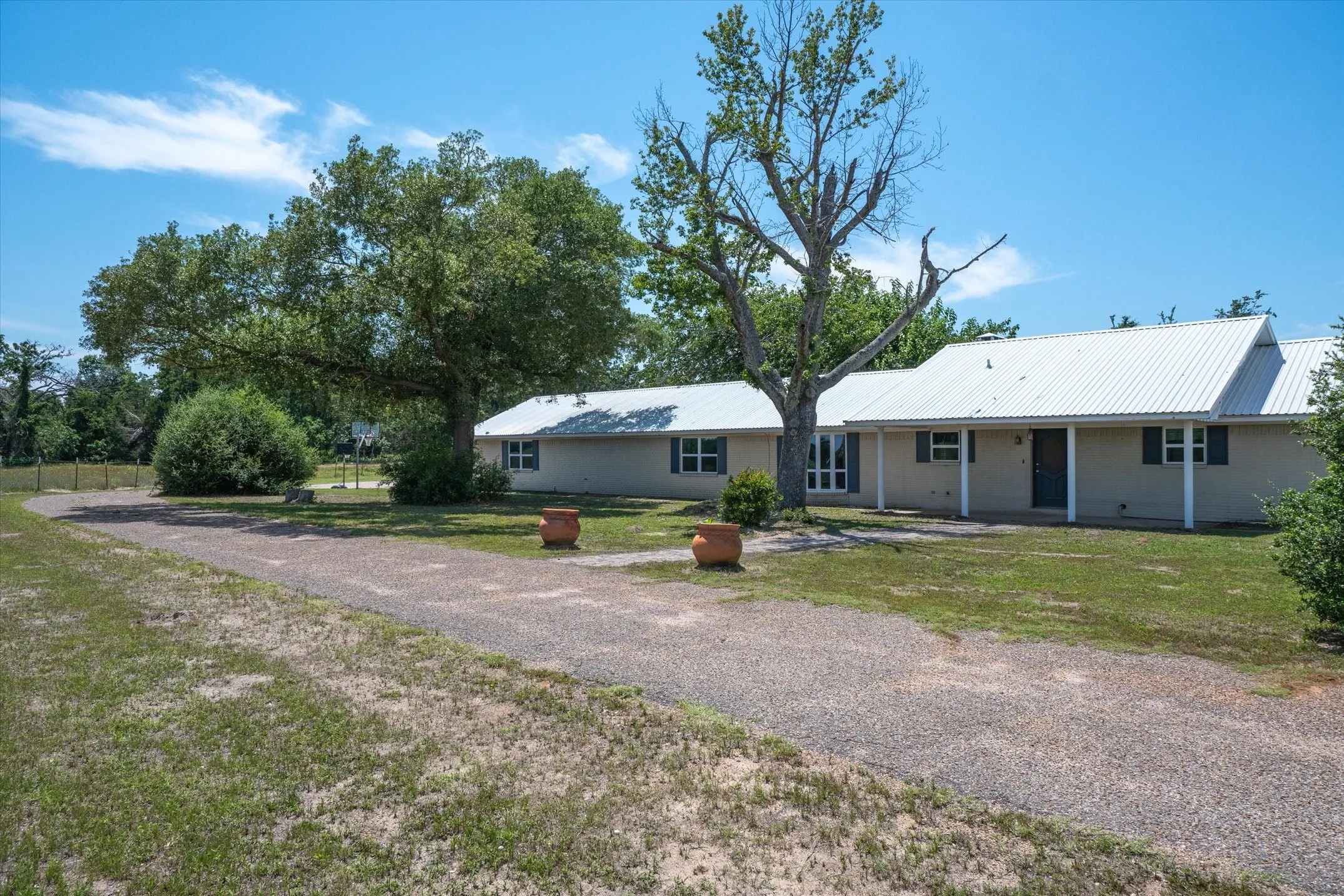 Single Family Residence For Sale in Van Zandt County , 800 Vz County Road 4105, Canton, Texas 75103, 3 Bedroom, 2 Bathroom, 2 Garage spaces, 2,418 Sqft, built in 1973, mls#21419267, Real Estate Agent in Canton, Homes For Sale in Van Zandt county, Homes For Sale in Canton, Realtor in Canton Texas, Real Estate Brokerage Independent Realty Texas, Luminita Cordes Realtor
