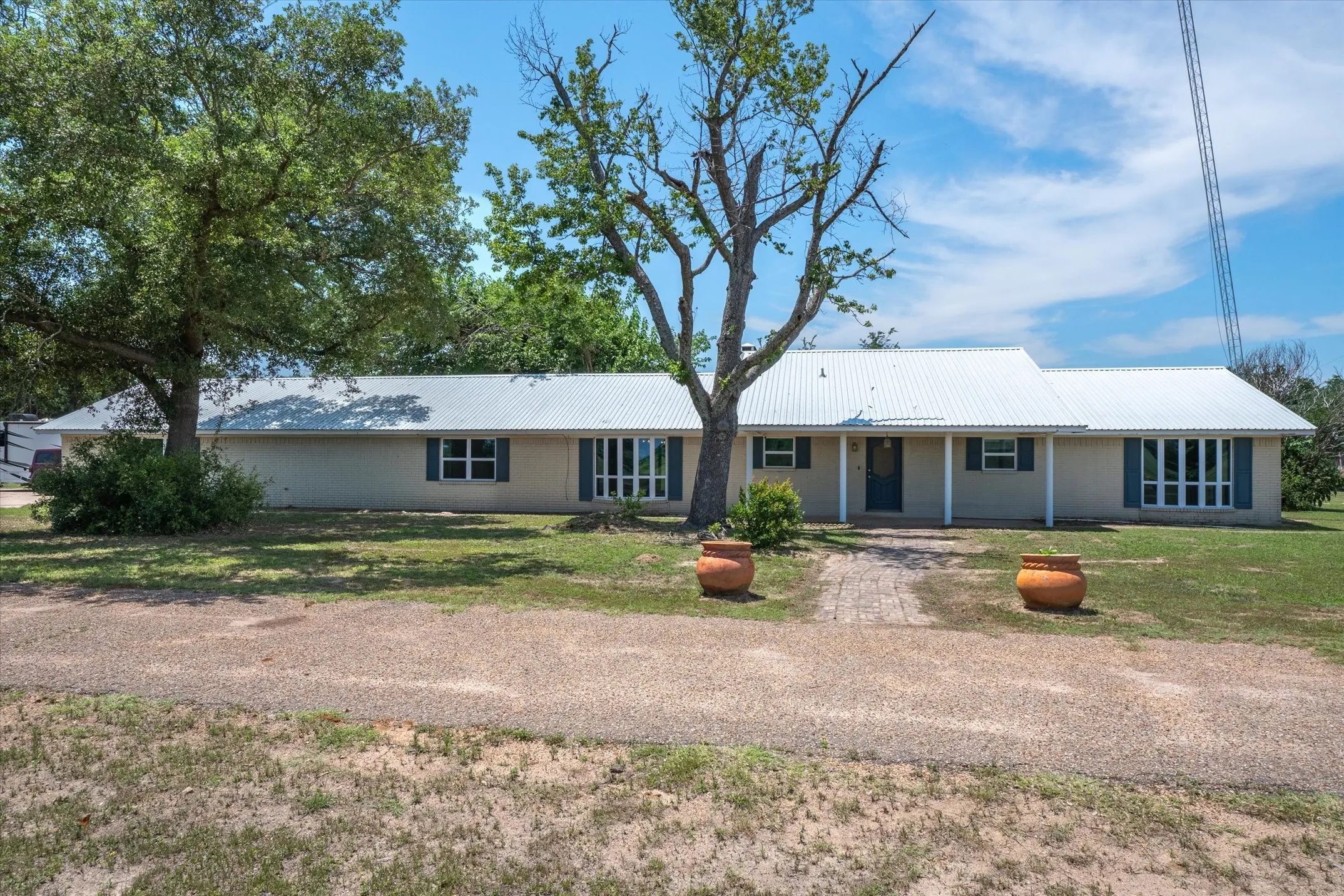 Single Family Residence For Sale in Van Zandt County , 800 Vz County Road 4105, Canton, Texas 75103, 3 Bedroom, 2 Bathroom, 2 Garage spaces, 2,418 Sqft, built in 1973, mls#21419267, Real Estate Agent in Canton, Homes For Sale in Van Zandt county, Homes For Sale in Canton, Realtor in Canton Texas, Real Estate Brokerage Independent Realty Texas, Luminita Cordes Realtor