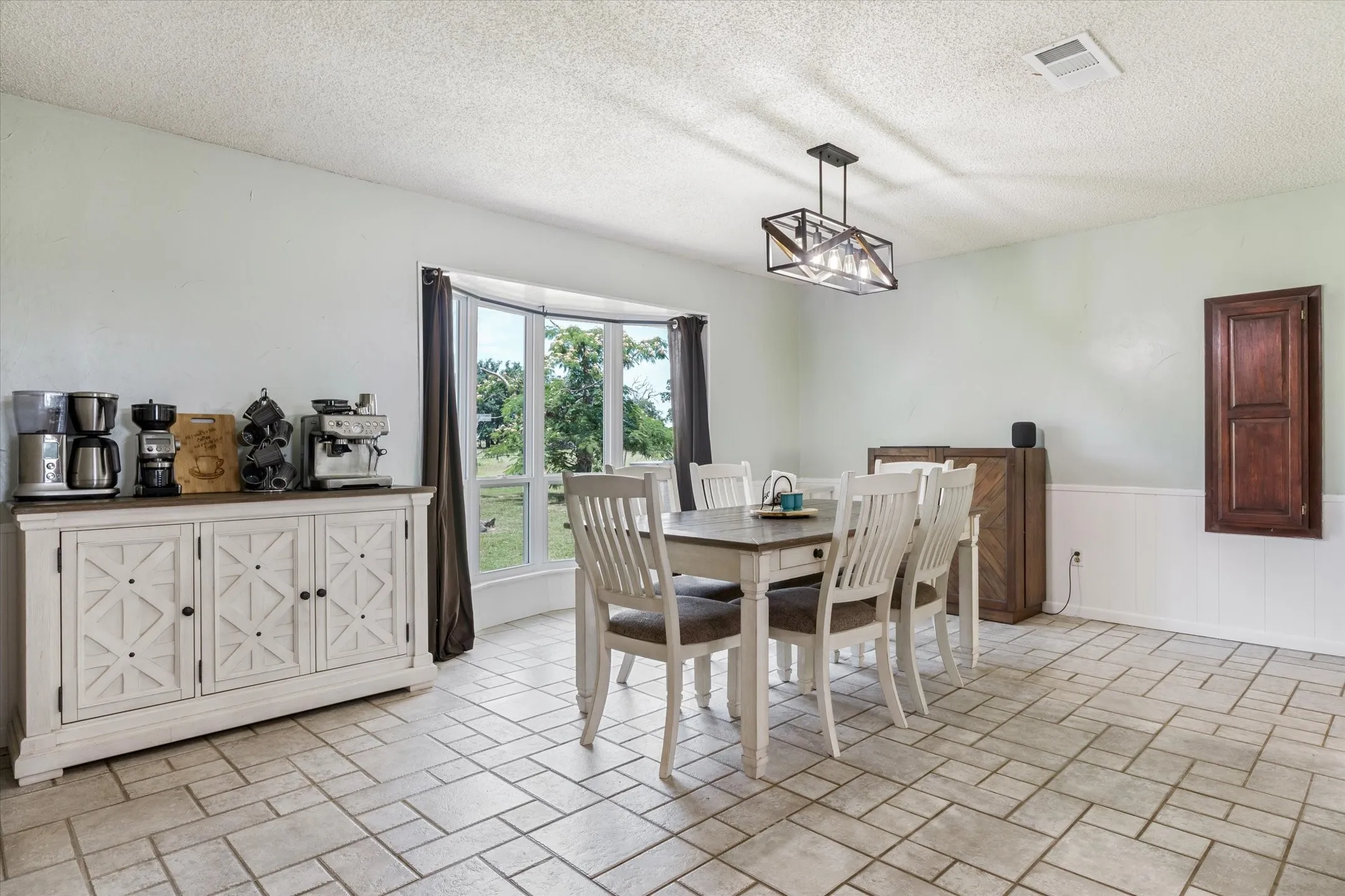 Single Family Residence For Sale in Van Zandt County , 800 Vz County Road 4105, Canton, Texas 75103, 3 Bedroom, 2 Bathroom, 2 Garage spaces, 2,418 Sqft, built in 1973, mls#21419267, Real Estate Agent in Canton, Homes For Sale in Van Zandt county, Homes For Sale in Canton, Realtor in Canton Texas, Real Estate Brokerage Independent Realty Texas, Luminita Cordes Realtor