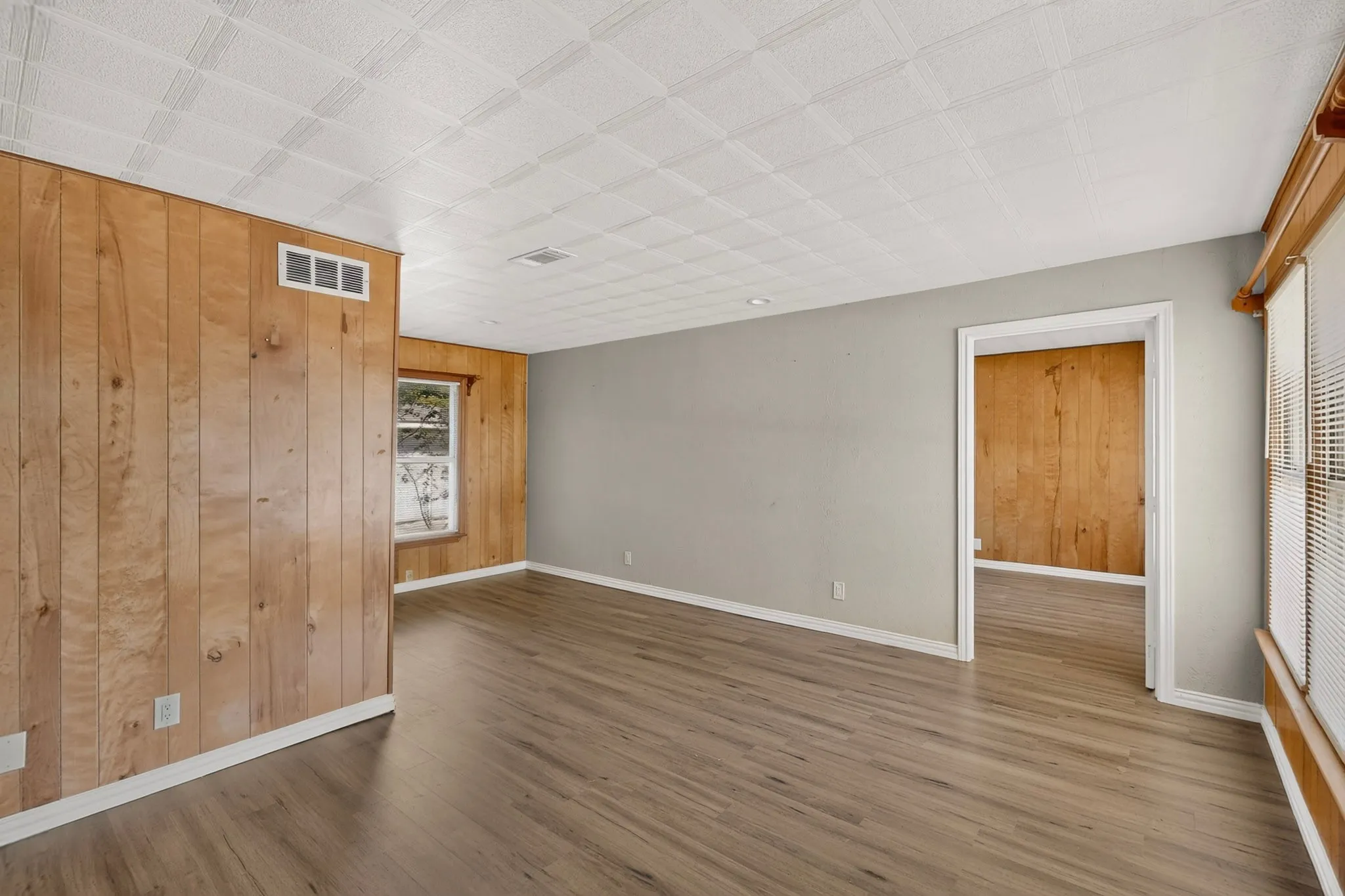 Single Family Residence For Sale in Dallas County , 2053 Westchester Drive, Garland, Texas 75041, 4 Bedroom, 2 Bathroom, Garage spaces, 1,384 Sqft, built in 1950, mls#21418398, Real Estate Agent in Garland, Homes For Sale in Dallas county, Homes For Sale in Garland, Realtor in Garland Texas, Real Estate Brokerage Independent Realty Texas, Luminita Cordes Realtor