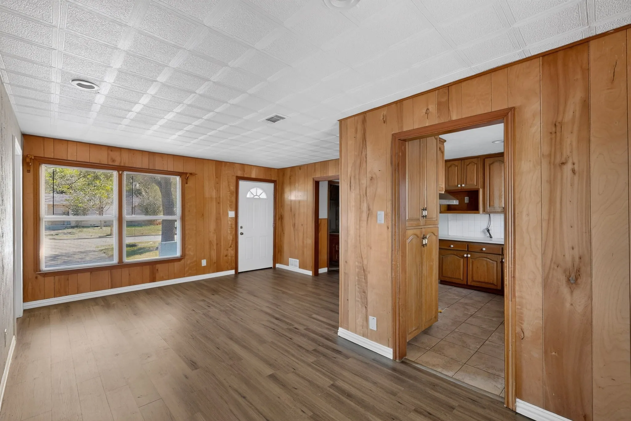Single Family Residence For Sale in Dallas County , 2053 Westchester Drive, Garland, Texas 75041, 4 Bedroom, 2 Bathroom, Garage spaces, 1,384 Sqft, built in 1950, mls#21418398, Real Estate Agent in Garland, Homes For Sale in Dallas county, Homes For Sale in Garland, Realtor in Garland Texas, Real Estate Brokerage Independent Realty Texas, Luminita Cordes Realtor
