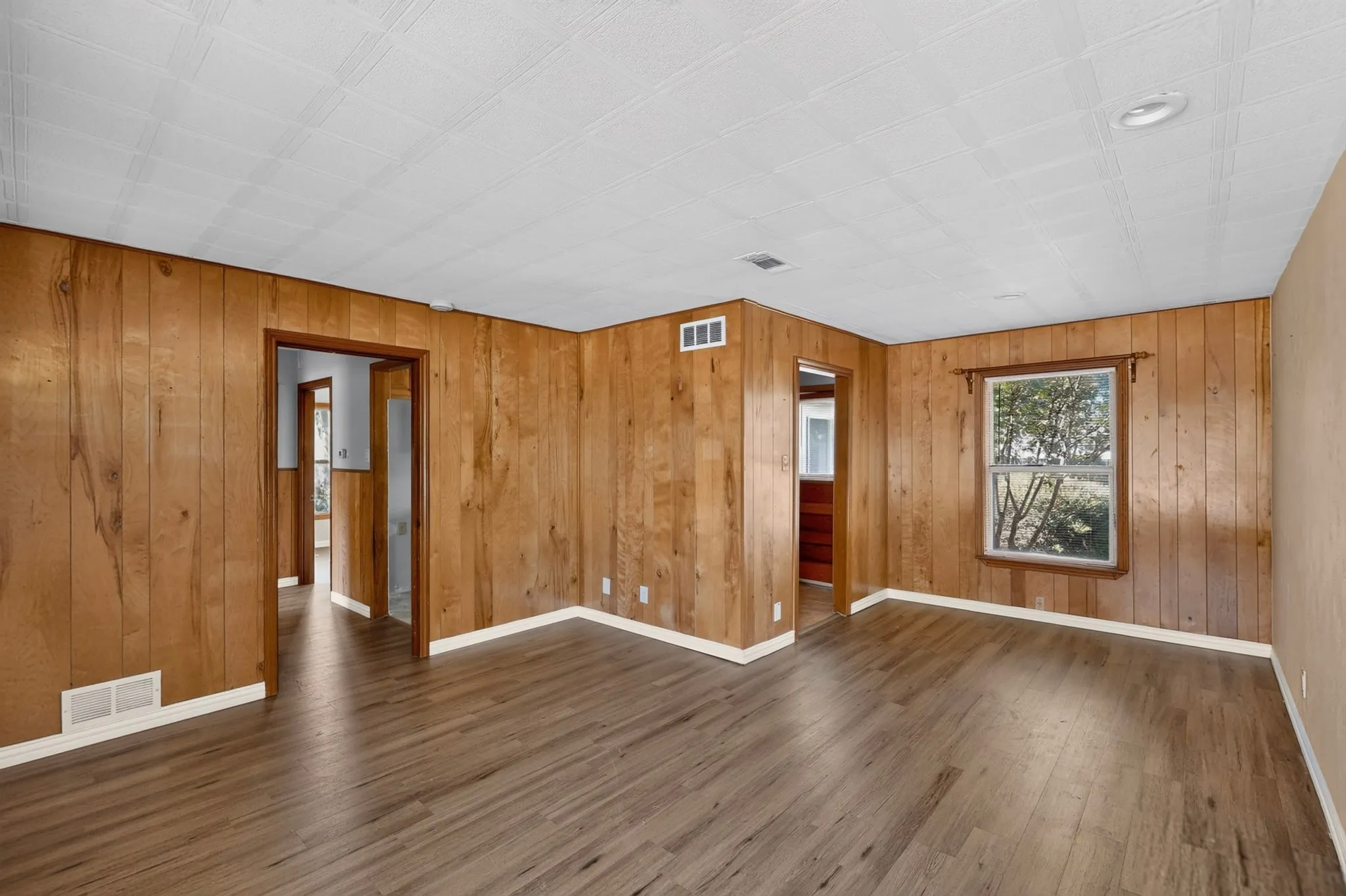 Single Family Residence For Sale in Dallas County , 2053 Westchester Drive, Garland, Texas 75041, 4 Bedroom, 2 Bathroom, Garage spaces, 1,384 Sqft, built in 1950, mls#21418398, Real Estate Agent in Garland, Homes For Sale in Dallas county, Homes For Sale in Garland, Realtor in Garland Texas, Real Estate Brokerage Independent Realty Texas, Luminita Cordes Realtor