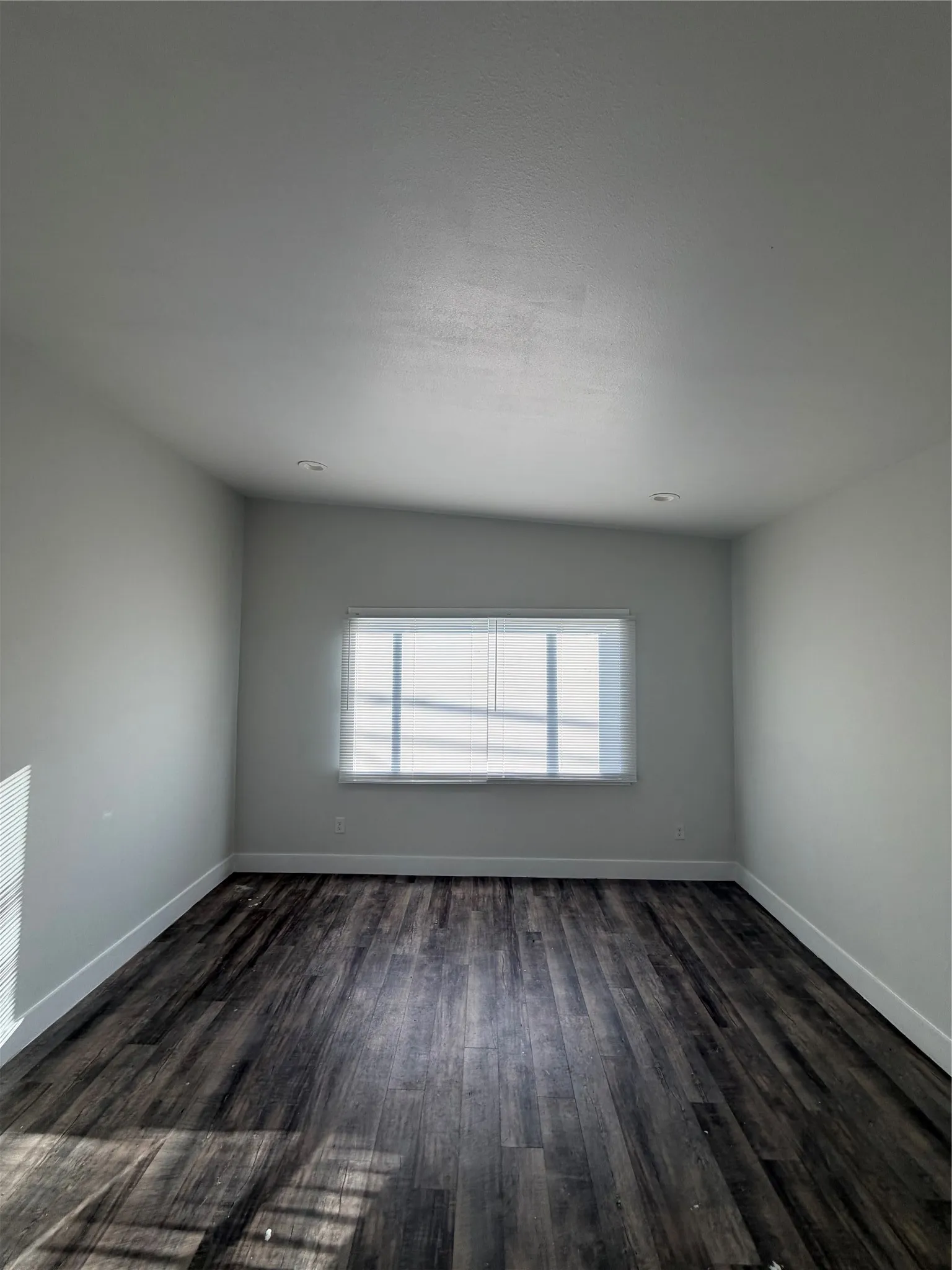 Apartment For Rent in Dallas County , 1107 S Ewing Avenue 208, Dallas, Texas 75216, 2 Bedroom, 1 Bathroom, Garage spaces, 755 Sqft, built in 1961, mls#21419331, Real Estate Agent in Dallas, Homes For Rent in Dallas county, Homes For Rent in Dallas, Realtor in Dallas Texas, Real Estate Brokerage Independent Realty Texas, Luminita Cordes Realtor