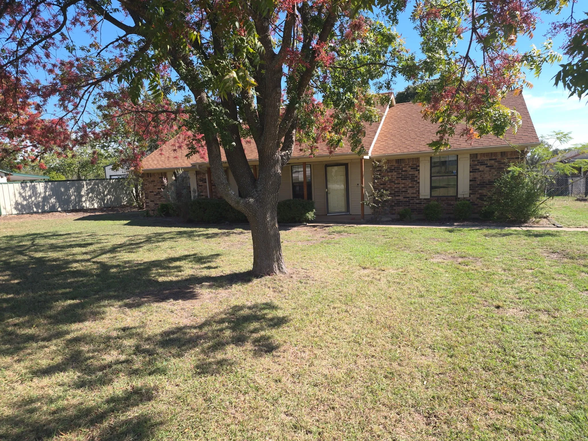 Single Family Residence For Sale in Parker County , 1117 Bradley Drive, Azle, Texas 76020, 3 Bedroom, 2 Bathroom, 2 Garage spaces, 1,512 Sqft, built in 1988, mls#21418821, Real Estate Agent in Azle, Homes For Sale in Parker county, Homes For Sale in Azle, Realtor in Azle Texas, Real Estate Brokerage Independent Realty Texas, Luminita Cordes Realtor