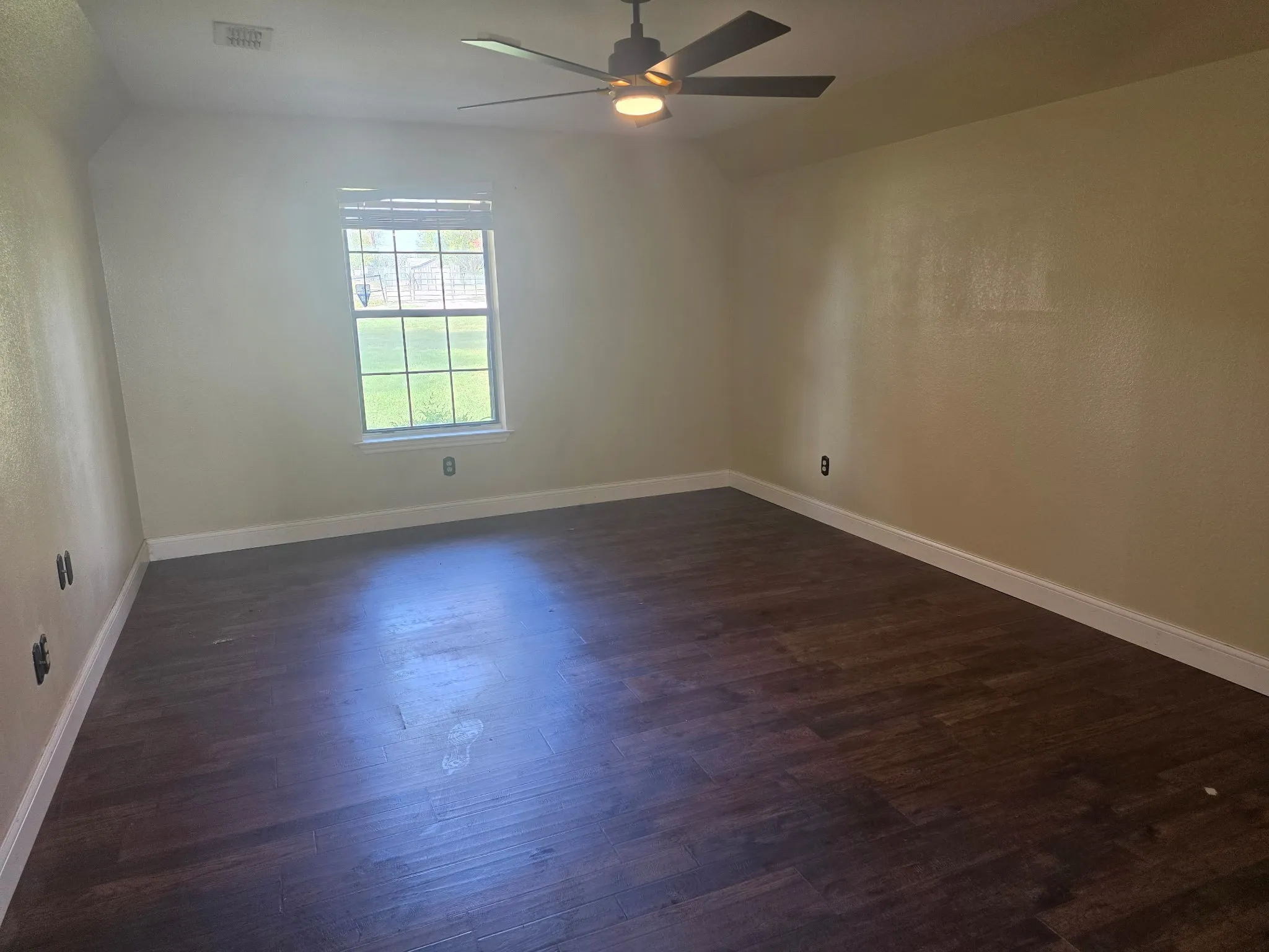 Single Family Residence For Sale in Parker County , 1117 Bradley Drive, Azle, Texas 76020, 3 Bedroom, 2 Bathroom, 2 Garage spaces, 1,512 Sqft, built in 1988, mls#21418821, Real Estate Agent in Azle, Homes For Sale in Parker county, Homes For Sale in Azle, Realtor in Azle Texas, Real Estate Brokerage Independent Realty Texas, Luminita Cordes Realtor