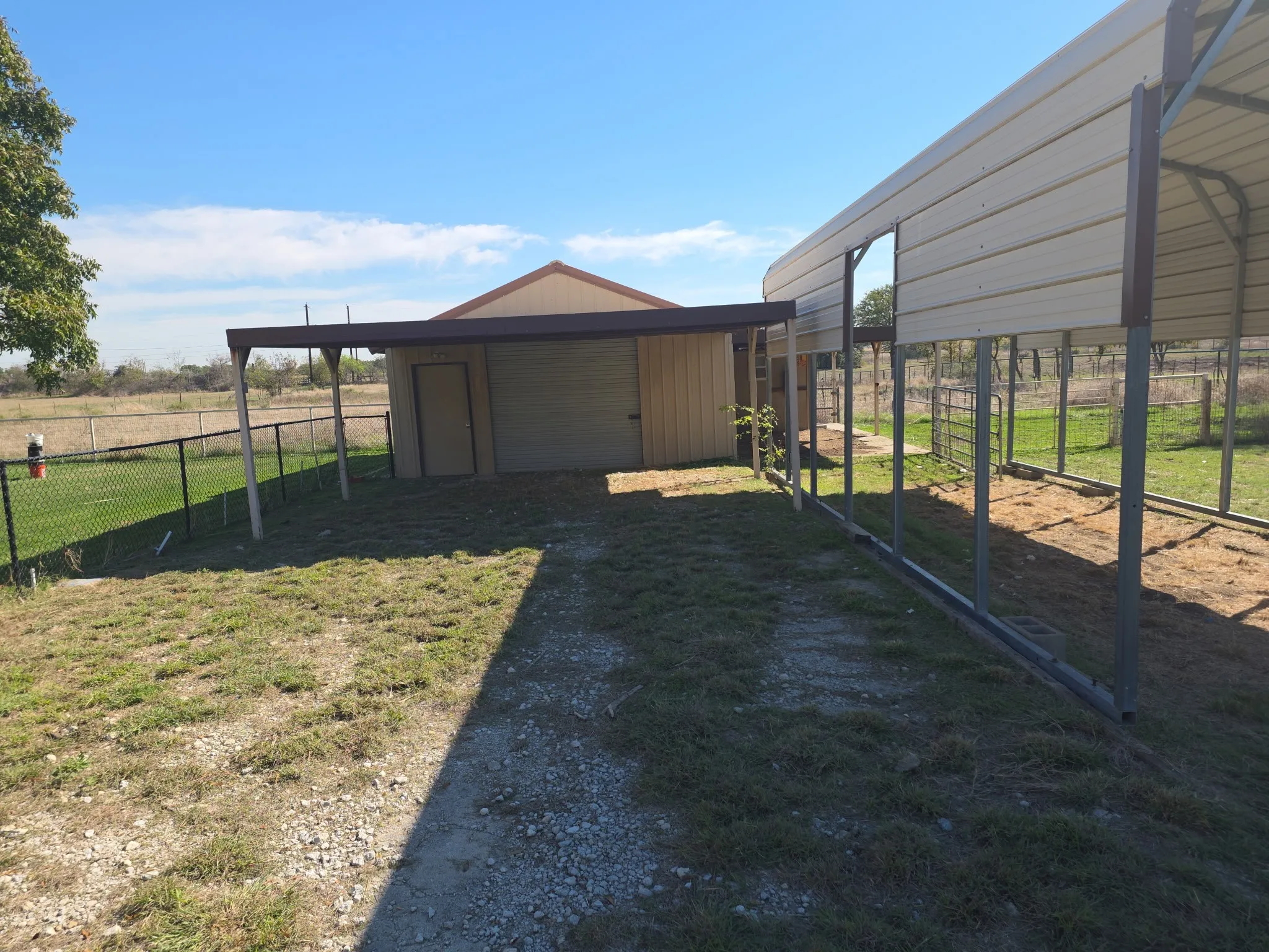 Single Family Residence For Sale in Parker County , 1117 Bradley Drive, Azle, Texas 76020, 3 Bedroom, 2 Bathroom, 2 Garage spaces, 1,512 Sqft, built in 1988, mls#21418821, Real Estate Agent in Azle, Homes For Sale in Parker county, Homes For Sale in Azle, Realtor in Azle Texas, Real Estate Brokerage Independent Realty Texas, Luminita Cordes Realtor