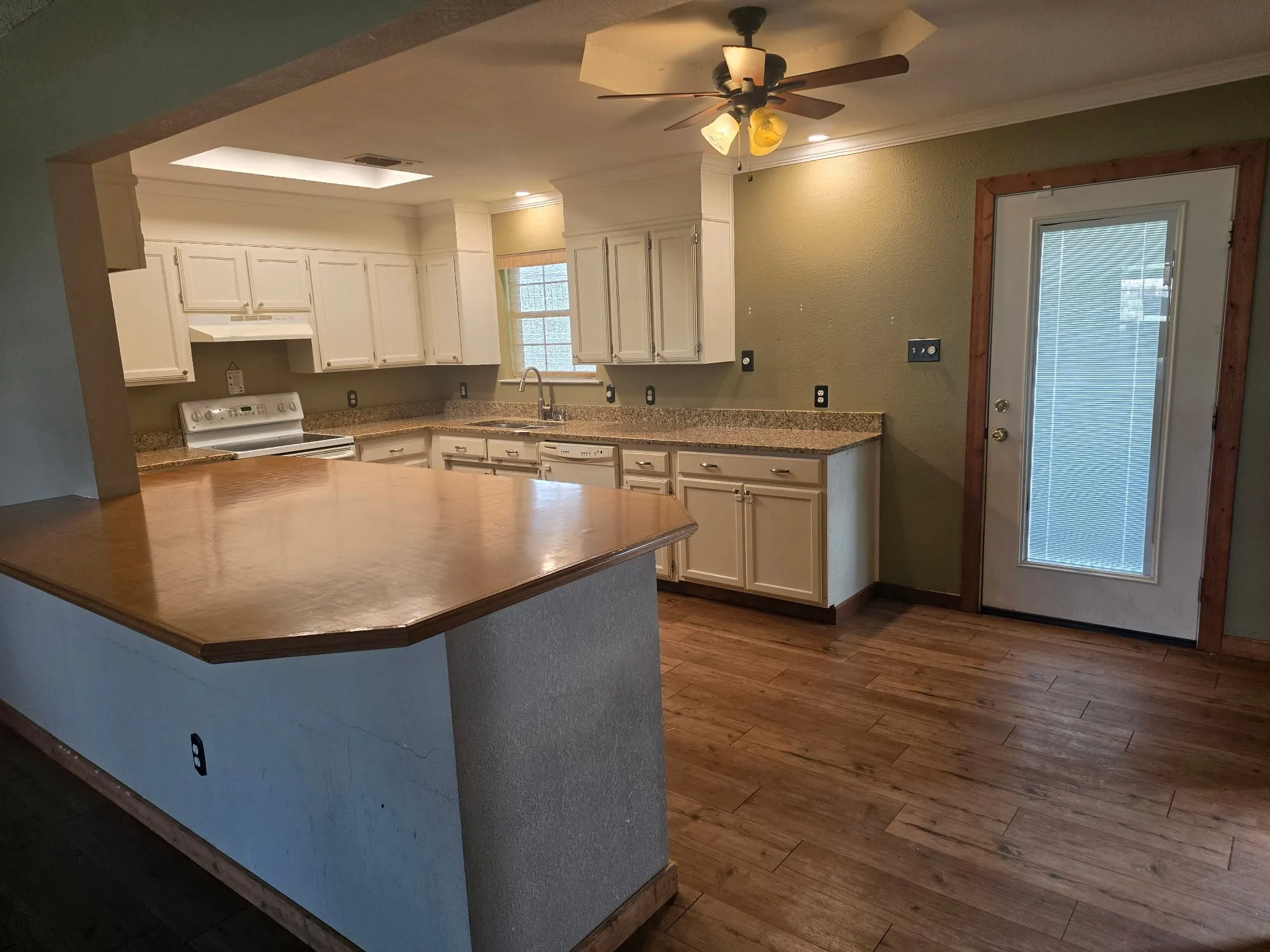 Single Family Residence For Sale in Parker County , 1117 Bradley Drive, Azle, Texas 76020, 3 Bedroom, 2 Bathroom, 2 Garage spaces, 1,512 Sqft, built in 1988, mls#21418821, Real Estate Agent in Azle, Homes For Sale in Parker county, Homes For Sale in Azle, Realtor in Azle Texas, Real Estate Brokerage Independent Realty Texas, Luminita Cordes Realtor