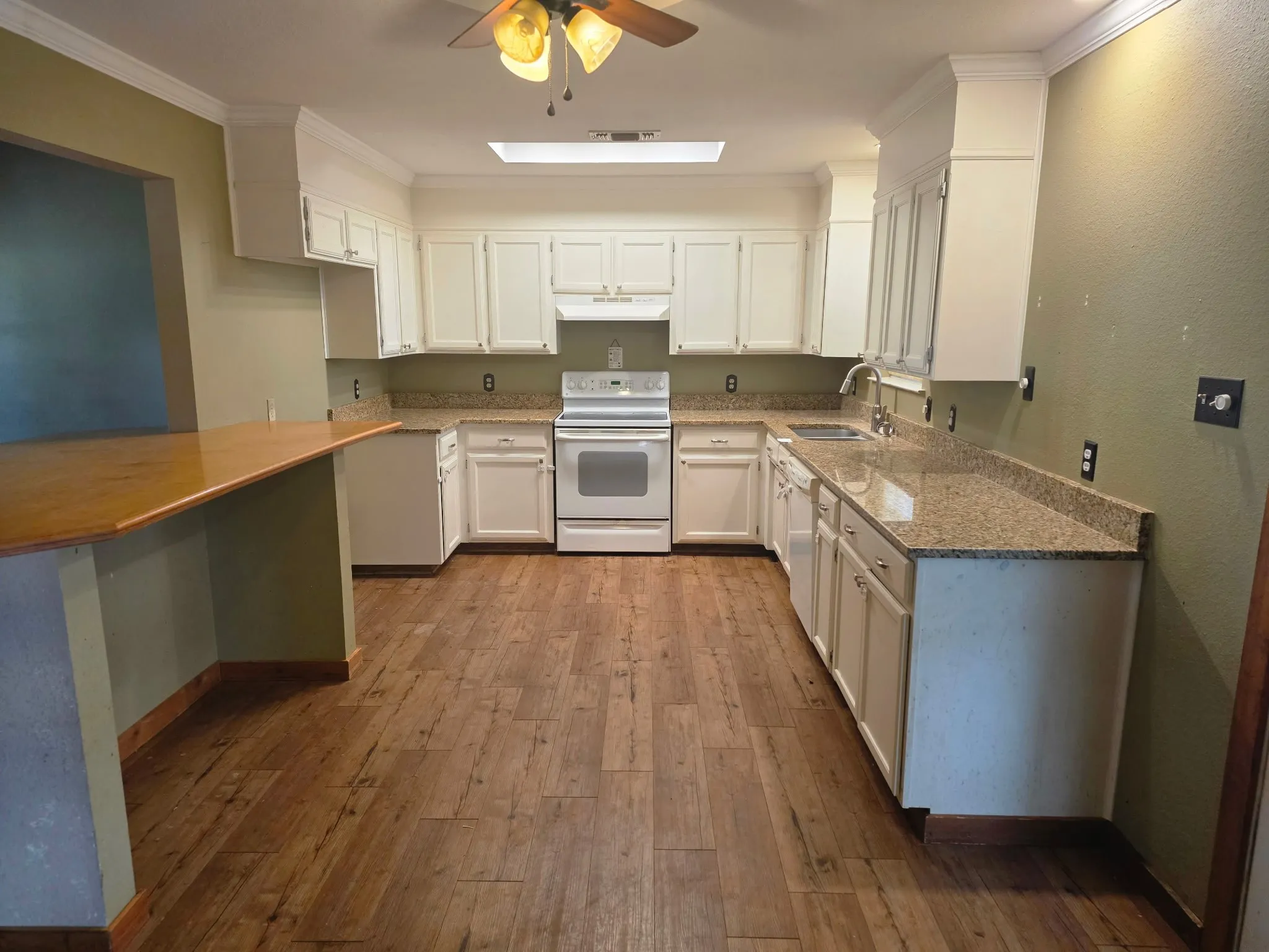 Single Family Residence For Sale in Parker County , 1117 Bradley Drive, Azle, Texas 76020, 3 Bedroom, 2 Bathroom, 2 Garage spaces, 1,512 Sqft, built in 1988, mls#21418821, Real Estate Agent in Azle, Homes For Sale in Parker county, Homes For Sale in Azle, Realtor in Azle Texas, Real Estate Brokerage Independent Realty Texas, Luminita Cordes Realtor