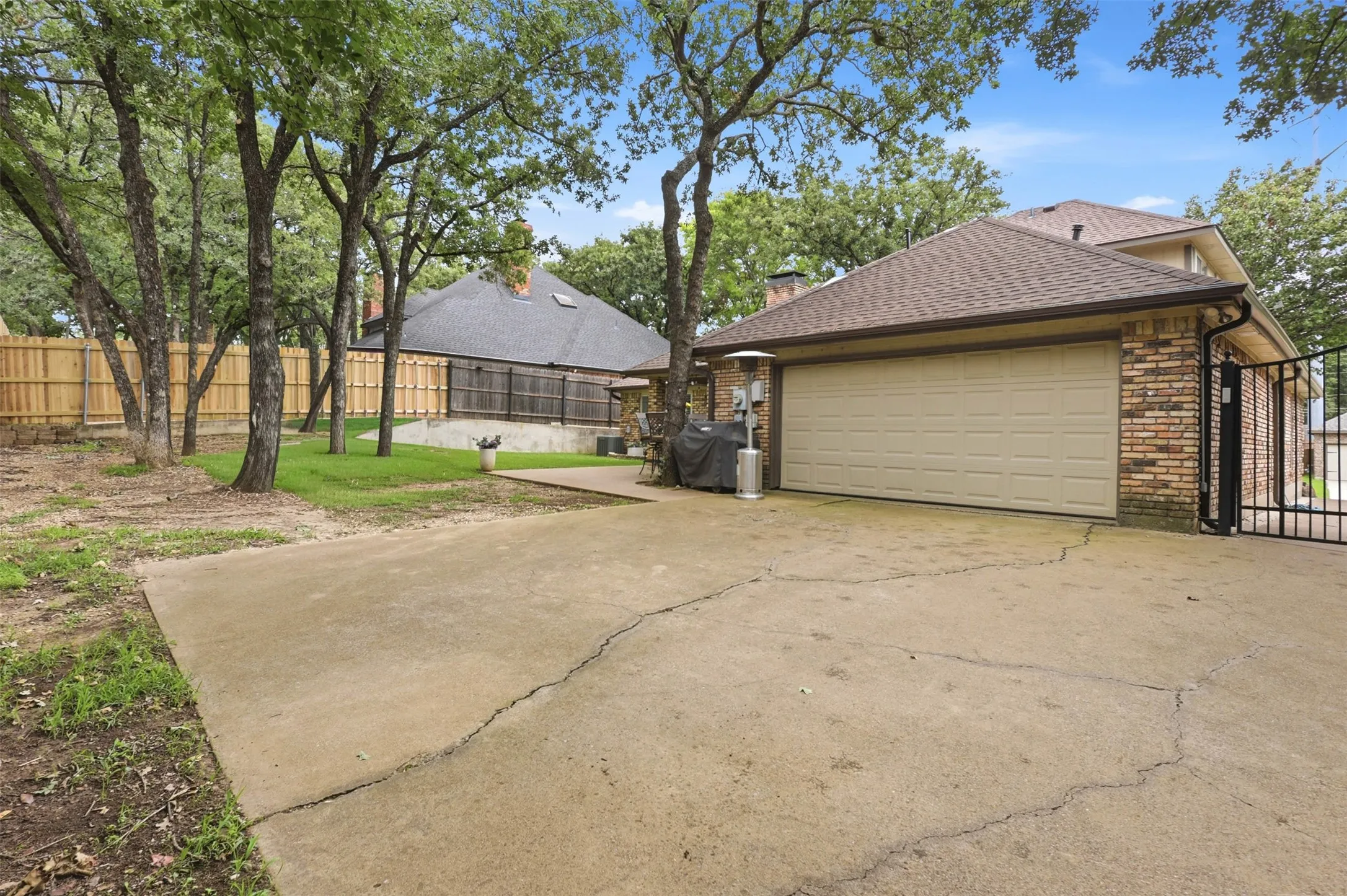 Single Family Residence For Sale in Tarrant County , 6405 Amicable Drive, Arlington, Texas 76016, 4 Bedroom, 3 Bathroom, 2 Garage spaces, 2,523 Sqft, built in 1985, mls#21418572, Real Estate Agent in Arlington, Homes For Sale in Tarrant county, Homes For Sale in Arlington, Realtor in Arlington Texas, Real Estate Brokerage Independent Realty Texas, Luminita Cordes Realtor