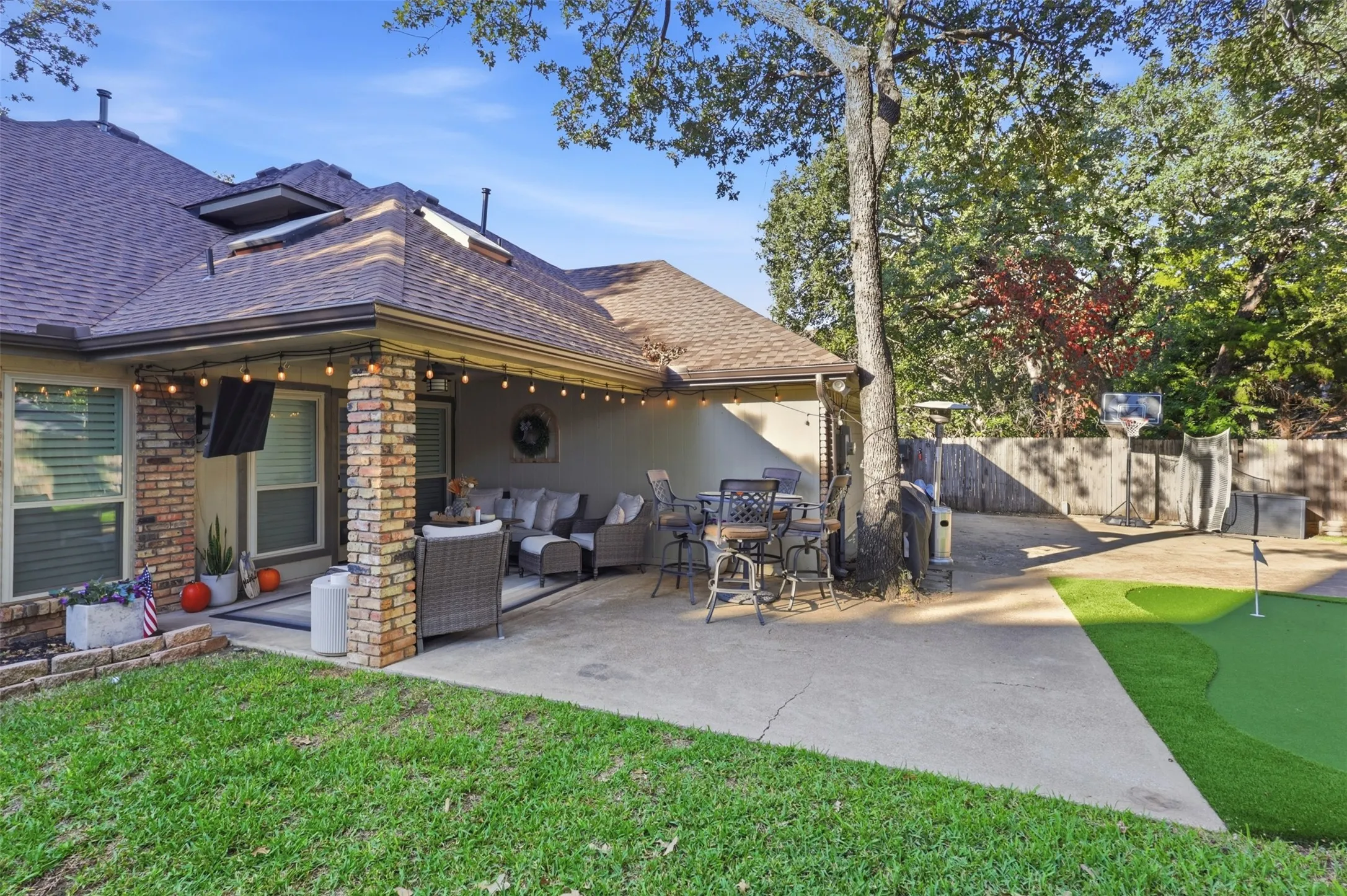 Single Family Residence For Sale in Tarrant County , 6405 Amicable Drive, Arlington, Texas 76016, 4 Bedroom, 3 Bathroom, 2 Garage spaces, 2,523 Sqft, built in 1985, mls#21418572, Real Estate Agent in Arlington, Homes For Sale in Tarrant county, Homes For Sale in Arlington, Realtor in Arlington Texas, Real Estate Brokerage Independent Realty Texas, Luminita Cordes Realtor