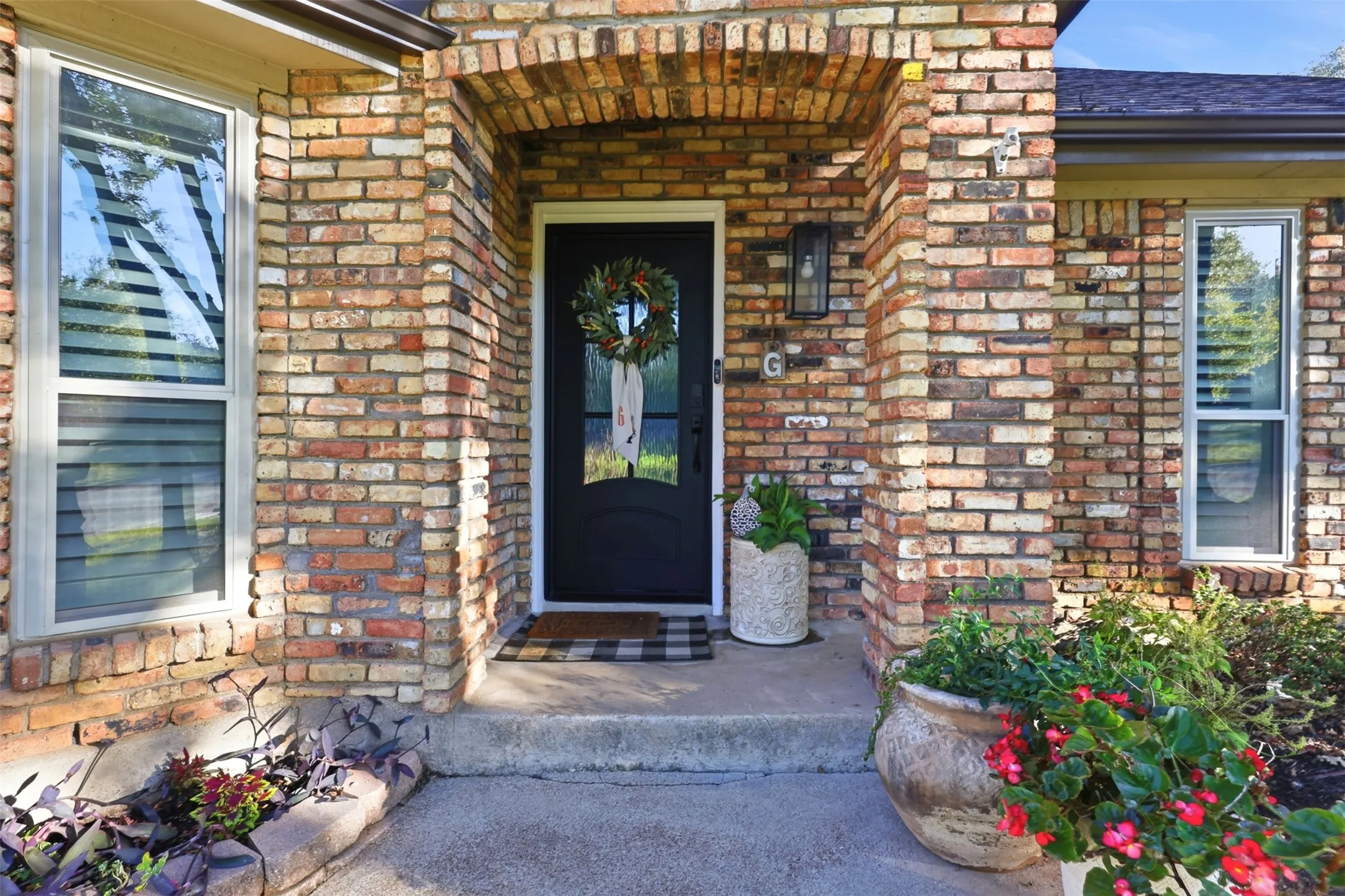 Single Family Residence For Sale in Tarrant County , 6405 Amicable Drive, Arlington, Texas 76016, 4 Bedroom, 3 Bathroom, 2 Garage spaces, 2,523 Sqft, built in 1985, mls#21418572, Real Estate Agent in Arlington, Homes For Sale in Tarrant county, Homes For Sale in Arlington, Realtor in Arlington Texas, Real Estate Brokerage Independent Realty Texas, Luminita Cordes Realtor