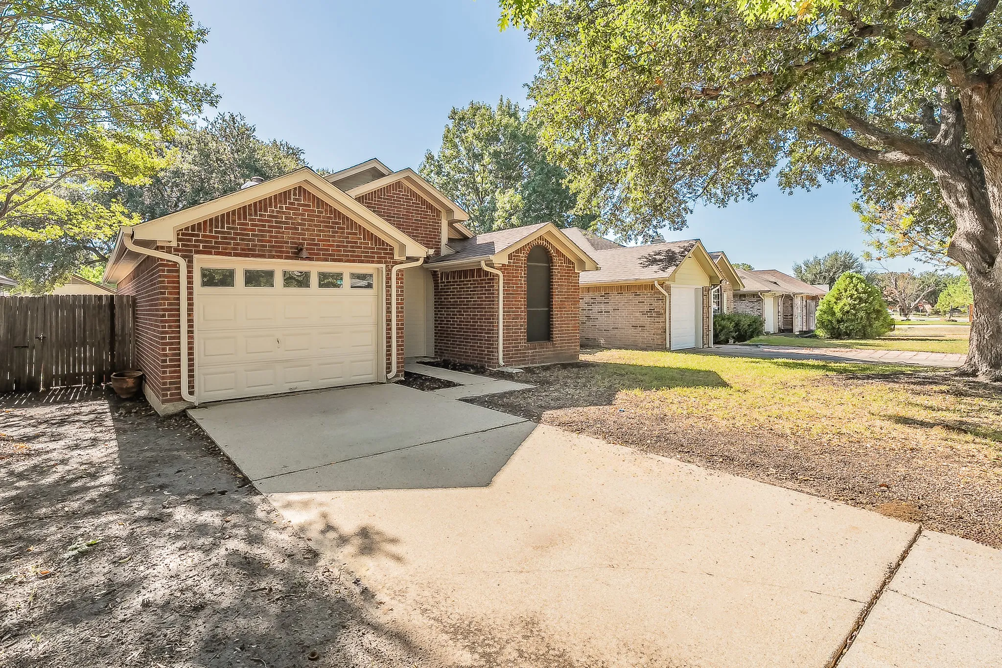 Single Family Residence For Sale in Tarrant County , 1521 Eastview Street, Fort Worth, Texas 76134, 2 Bedroom, 1 Bathroom, 1 Garage spaces, 960 Sqft, built in 1985, mls#21419373, Real Estate Agent in Fort Worth, Homes For Sale in Tarrant county, Homes For Sale in Fort Worth, Realtor in Fort Worth Texas, Real Estate Brokerage Independent Realty Texas, Luminita Cordes Realtor