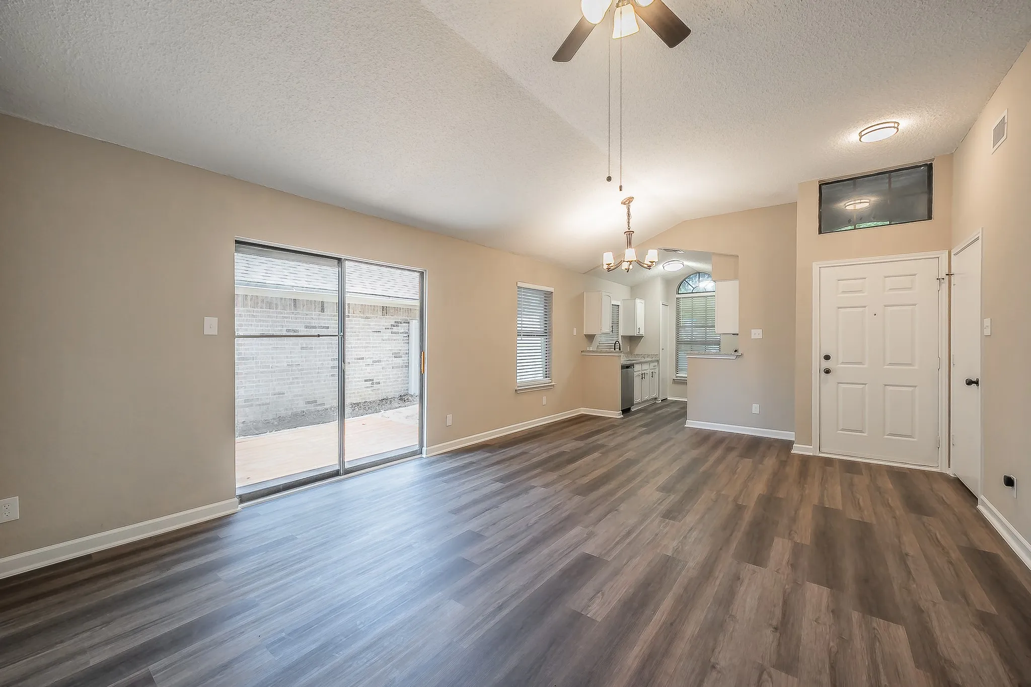 Single Family Residence For Sale in Tarrant County , 1521 Eastview Street, Fort Worth, Texas 76134, 2 Bedroom, 1 Bathroom, 1 Garage spaces, 960 Sqft, built in 1985, mls#21419373, Real Estate Agent in Fort Worth, Homes For Sale in Tarrant county, Homes For Sale in Fort Worth, Realtor in Fort Worth Texas, Real Estate Brokerage Independent Realty Texas, Luminita Cordes Realtor