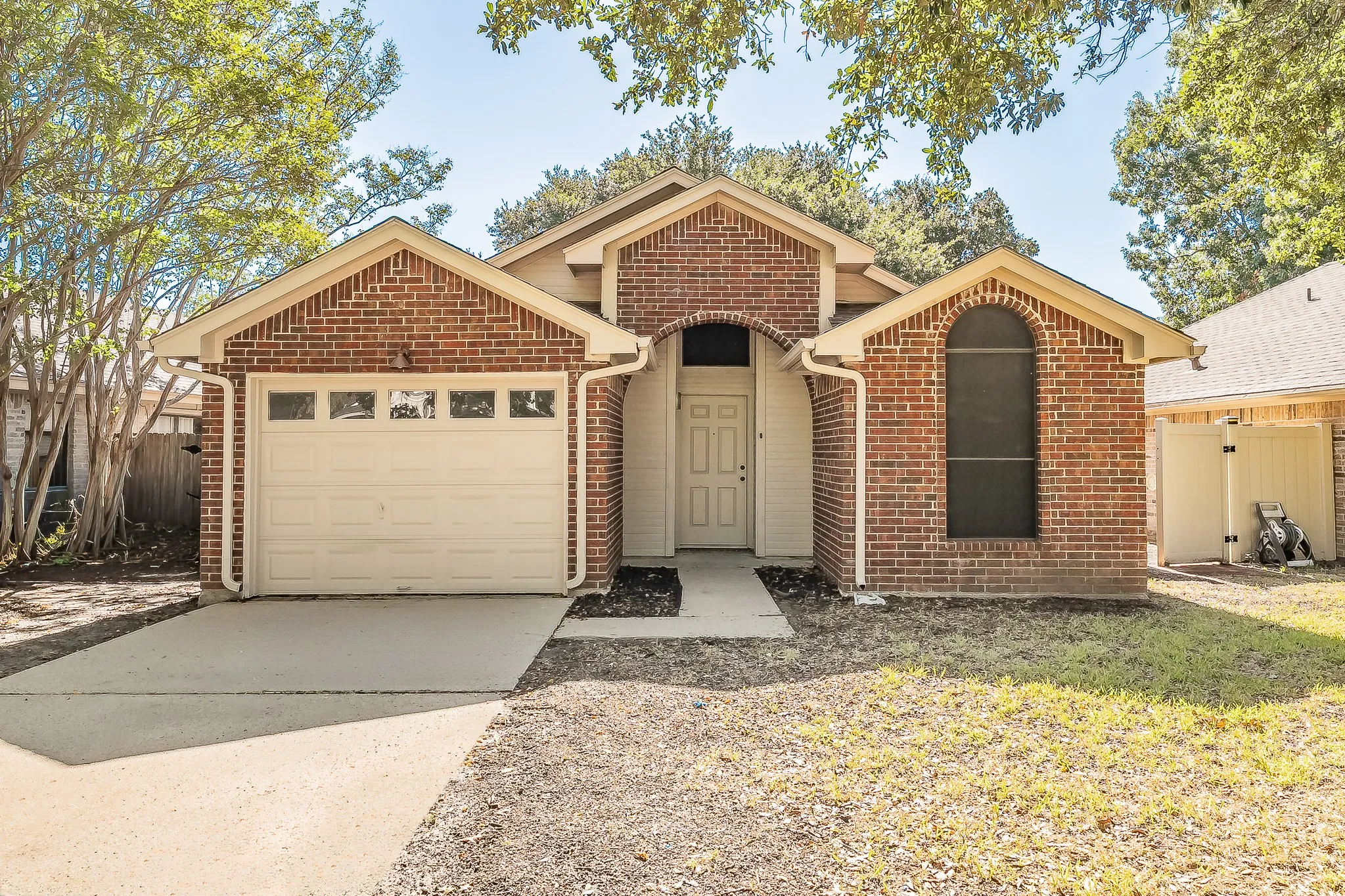 Single Family Residence For Sale in Tarrant County , 1521 Eastview Street, Fort Worth, Texas 76134, 2 Bedroom, 1 Bathroom, 1 Garage spaces, 960 Sqft, built in 1985, mls#21419373, Real Estate Agent in Fort Worth, Homes For Sale in Tarrant county, Homes For Sale in Fort Worth, Realtor in Fort Worth Texas, Real Estate Brokerage Independent Realty Texas, Luminita Cordes Realtor
