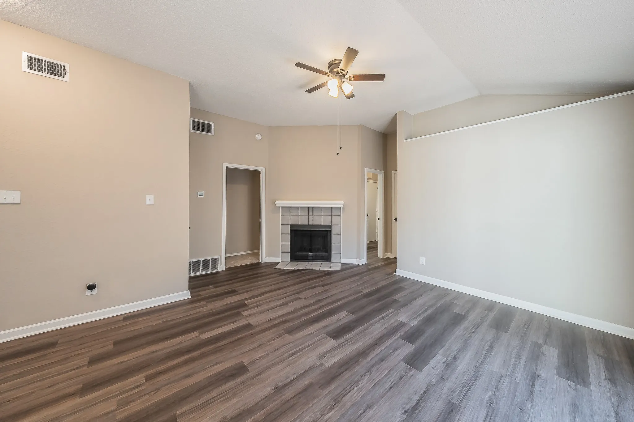 Single Family Residence For Sale in Tarrant County , 1521 Eastview Street, Fort Worth, Texas 76134, 2 Bedroom, 1 Bathroom, 1 Garage spaces, 960 Sqft, built in 1985, mls#21419373, Real Estate Agent in Fort Worth, Homes For Sale in Tarrant county, Homes For Sale in Fort Worth, Realtor in Fort Worth Texas, Real Estate Brokerage Independent Realty Texas, Luminita Cordes Realtor