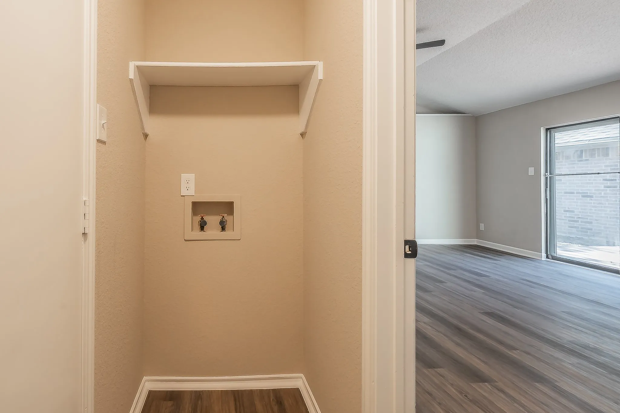 Single Family Residence For Sale in Tarrant County , 1521 Eastview Street, Fort Worth, Texas 76134, 2 Bedroom, 1 Bathroom, 1 Garage spaces, 960 Sqft, built in 1985, mls#21419373, Real Estate Agent in Fort Worth, Homes For Sale in Tarrant county, Homes For Sale in Fort Worth, Realtor in Fort Worth Texas, Real Estate Brokerage Independent Realty Texas, Luminita Cordes Realtor