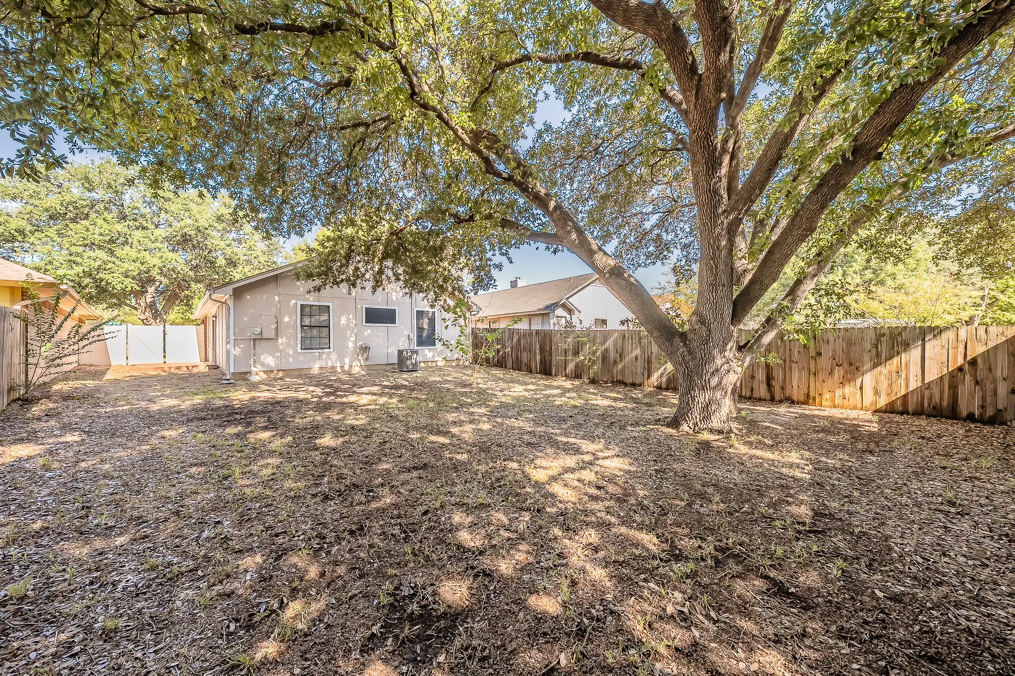Single Family Residence For Sale in Tarrant County , 1521 Eastview Street, Fort Worth, Texas 76134, 2 Bedroom, 1 Bathroom, 1 Garage spaces, 960 Sqft, built in 1985, mls#21419373, Real Estate Agent in Fort Worth, Homes For Sale in Tarrant county, Homes For Sale in Fort Worth, Realtor in Fort Worth Texas, Real Estate Brokerage Independent Realty Texas, Luminita Cordes Realtor