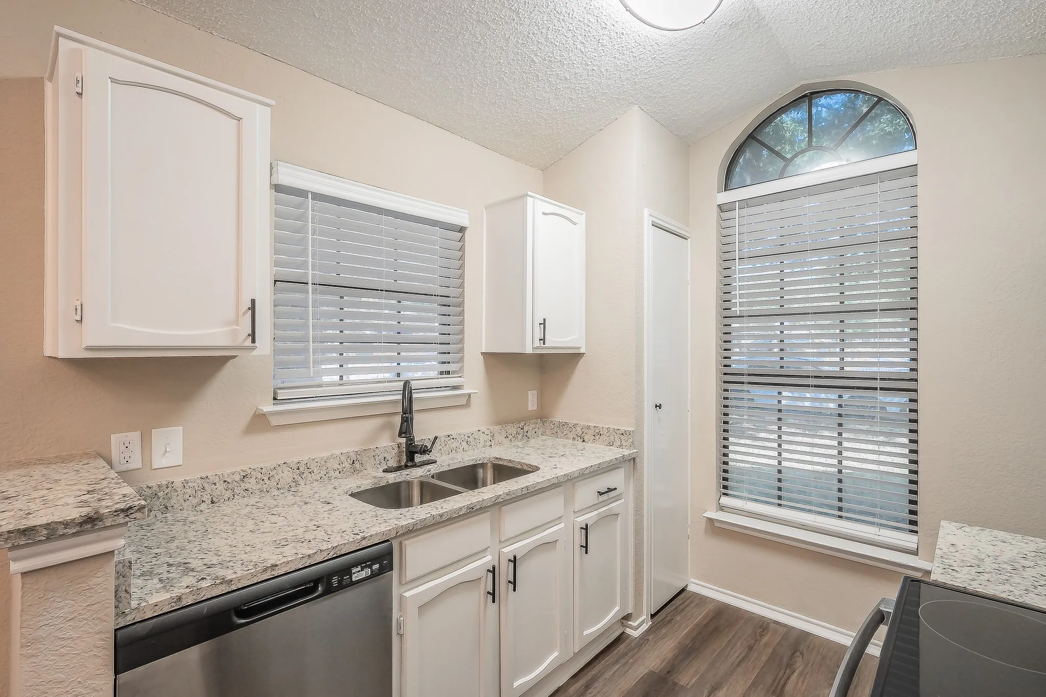 Single Family Residence For Sale in Tarrant County , 1521 Eastview Street, Fort Worth, Texas 76134, 2 Bedroom, 1 Bathroom, 1 Garage spaces, 960 Sqft, built in 1985, mls#21419373, Real Estate Agent in Fort Worth, Homes For Sale in Tarrant county, Homes For Sale in Fort Worth, Realtor in Fort Worth Texas, Real Estate Brokerage Independent Realty Texas, Luminita Cordes Realtor