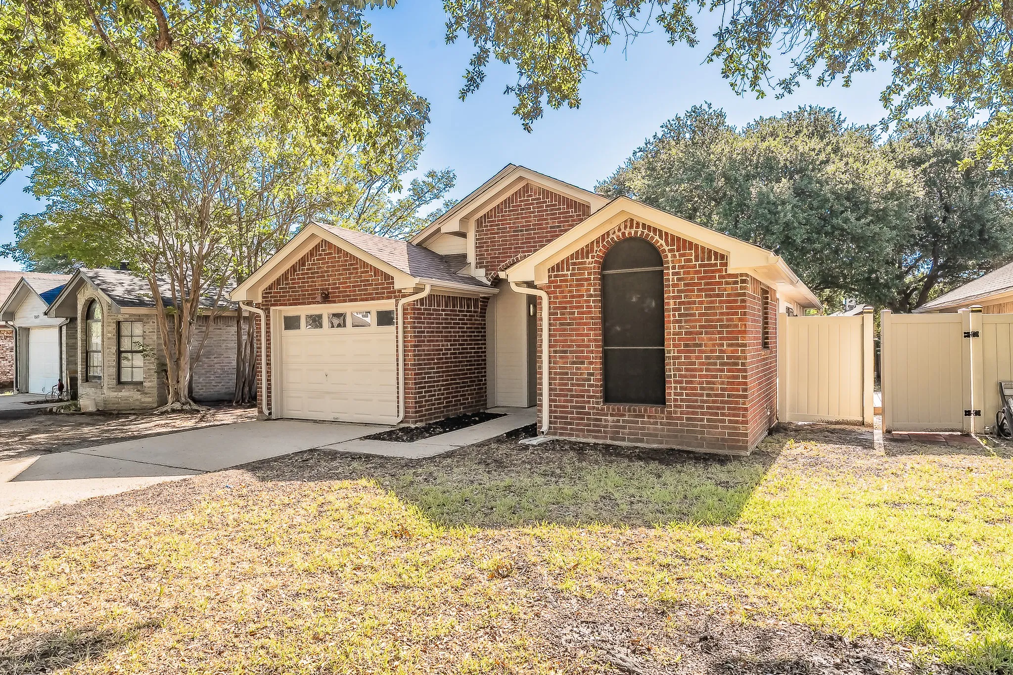 Single Family Residence For Sale in Tarrant County , 1521 Eastview Street, Fort Worth, Texas 76134, 2 Bedroom, 1 Bathroom, 1 Garage spaces, 960 Sqft, built in 1985, mls#21419373, Real Estate Agent in Fort Worth, Homes For Sale in Tarrant county, Homes For Sale in Fort Worth, Realtor in Fort Worth Texas, Real Estate Brokerage Independent Realty Texas, Luminita Cordes Realtor