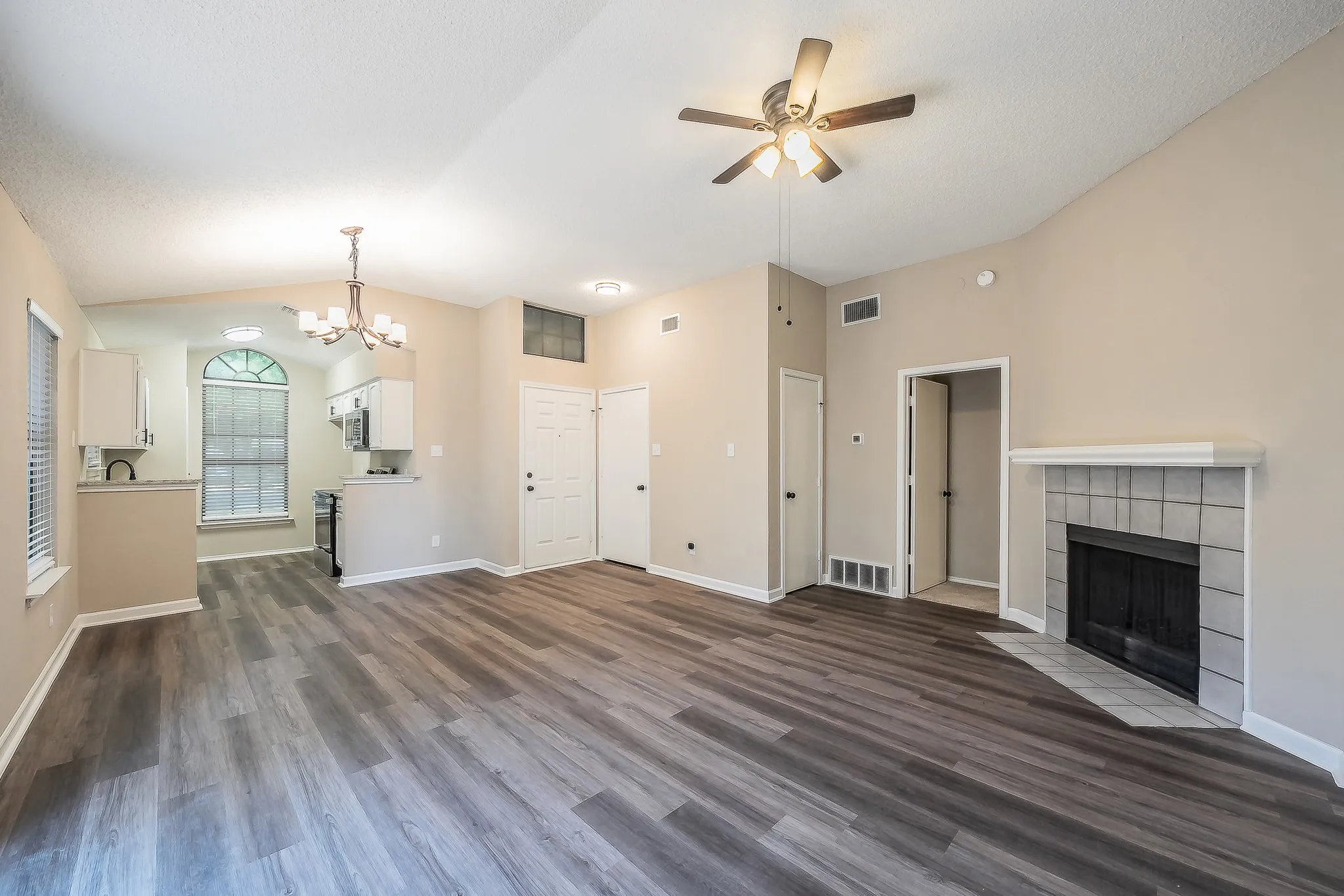 Single Family Residence For Sale in Tarrant County , 1521 Eastview Street, Fort Worth, Texas 76134, 2 Bedroom, 1 Bathroom, 1 Garage spaces, 960 Sqft, built in 1985, mls#21419373, Real Estate Agent in Fort Worth, Homes For Sale in Tarrant county, Homes For Sale in Fort Worth, Realtor in Fort Worth Texas, Real Estate Brokerage Independent Realty Texas, Luminita Cordes Realtor