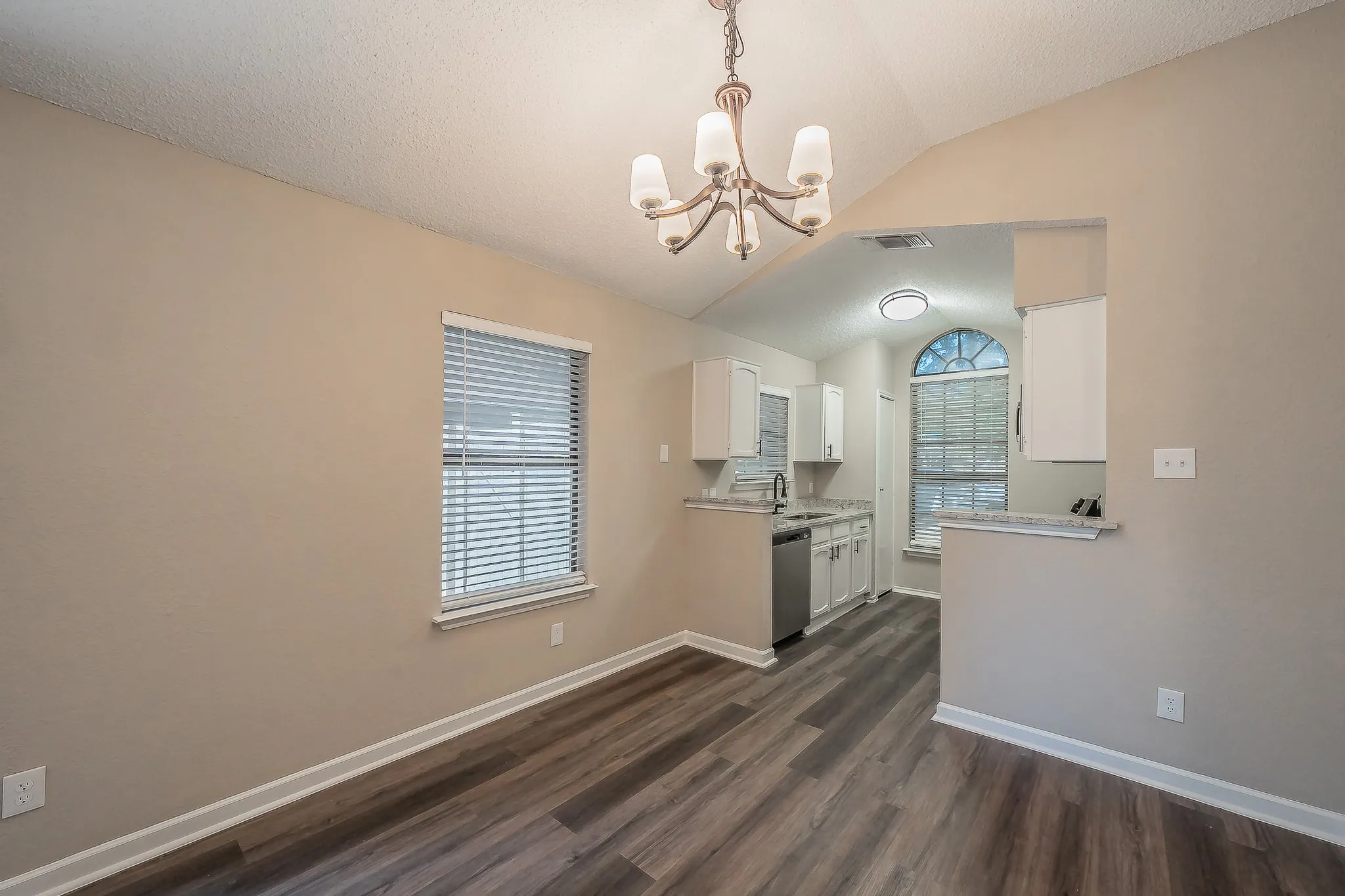 Single Family Residence For Sale in Tarrant County , 1521 Eastview Street, Fort Worth, Texas 76134, 2 Bedroom, 1 Bathroom, 1 Garage spaces, 960 Sqft, built in 1985, mls#21419373, Real Estate Agent in Fort Worth, Homes For Sale in Tarrant county, Homes For Sale in Fort Worth, Realtor in Fort Worth Texas, Real Estate Brokerage Independent Realty Texas, Luminita Cordes Realtor